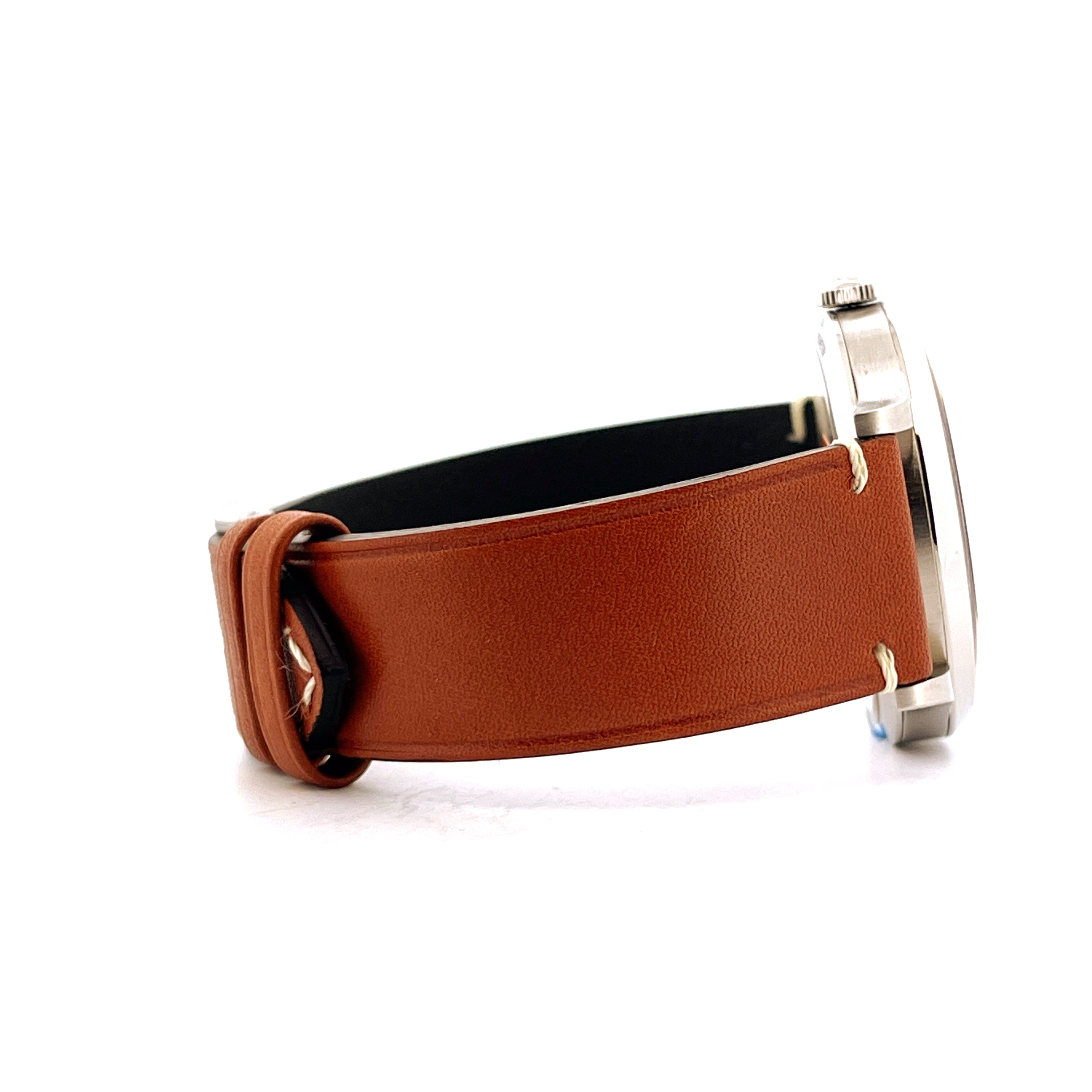 Seitenansicht einer neuen Omega CK 859 mit braunem Lederarmband und Edelstahlgehäuse