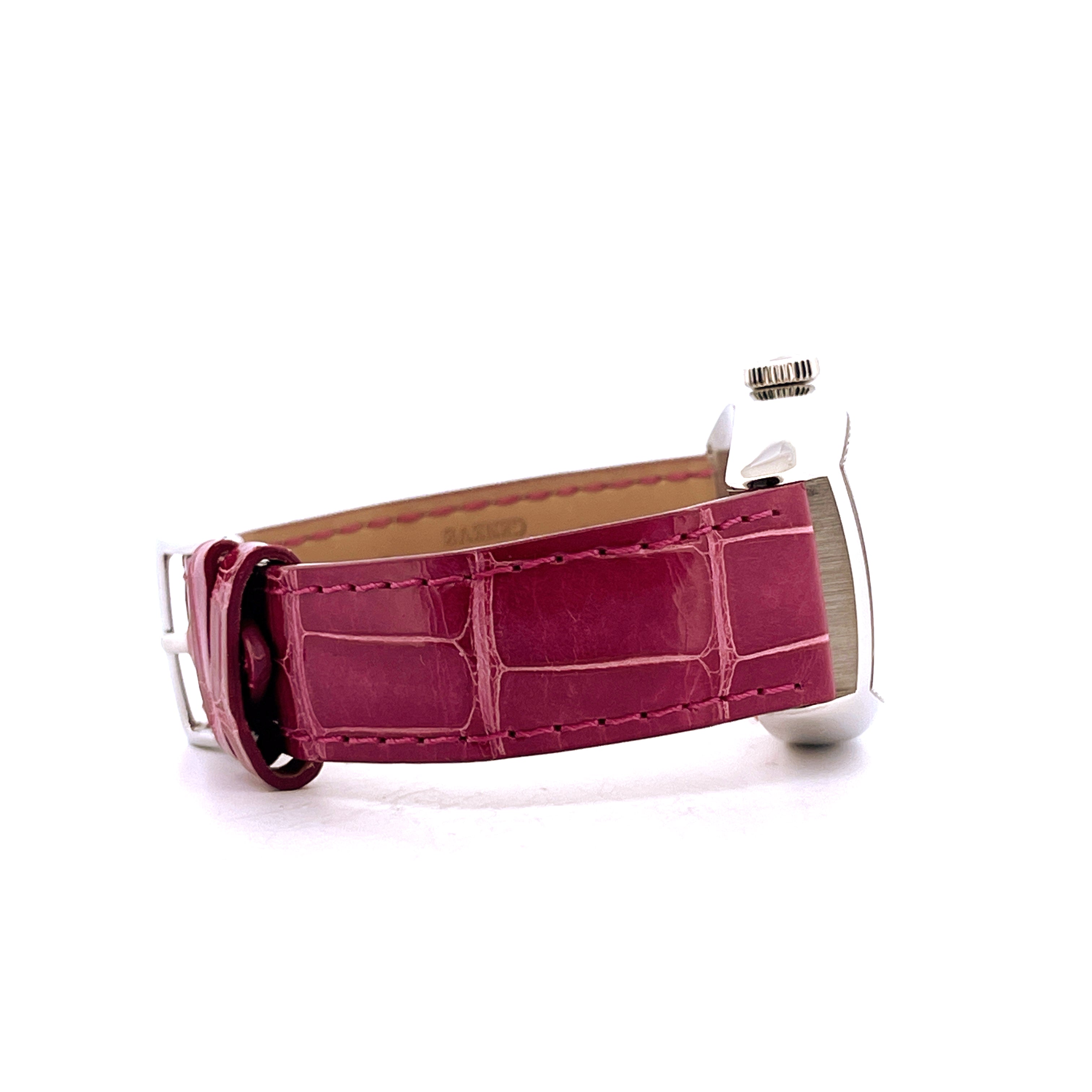 Seitenansicht eines Franck Muller Cintree Curvex Color of Dreams mit rosafarbenem Krokodillederarmband