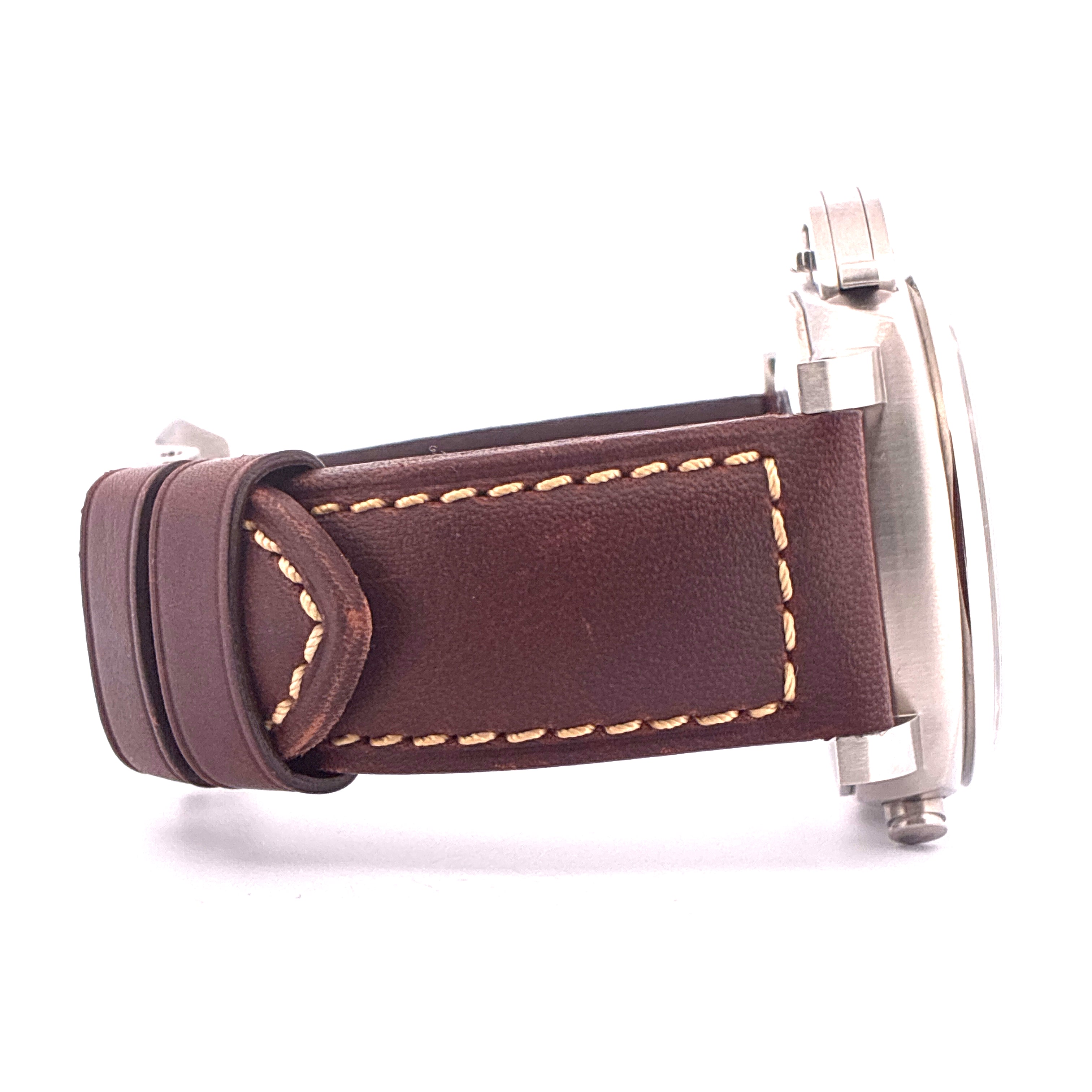 Panerai Luminor Chrono 44 Mm Pam01218 auf weißem Hintergrund, Seitenansicht mit braunem Lederarmband