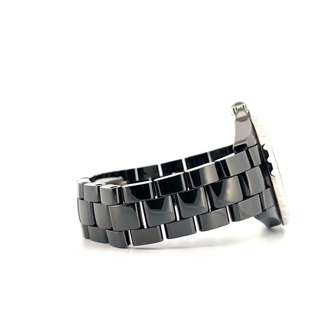 Chanel J12 GMT Keramik schwarz Automatik Armband im Detail auf weißem Hintergrund