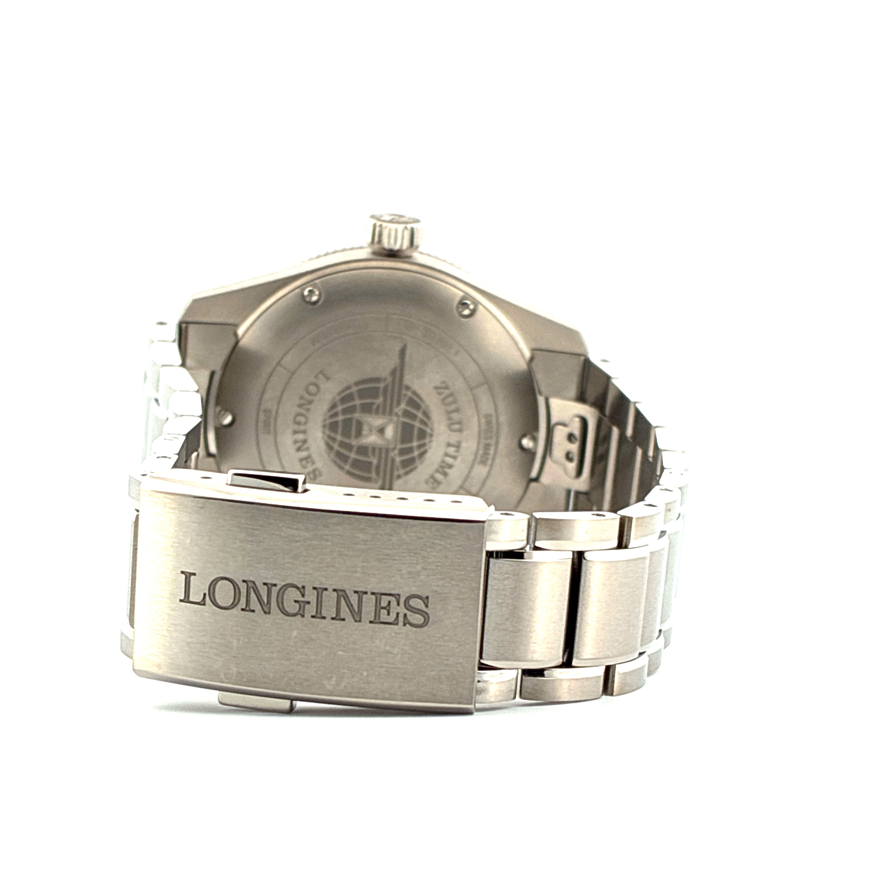 Longines Spirit Zulu Time 39mm Rueckseite mit Weltkugelgravur und Schliesse mit Longines Schriftzug vor weissem Hintergrund
