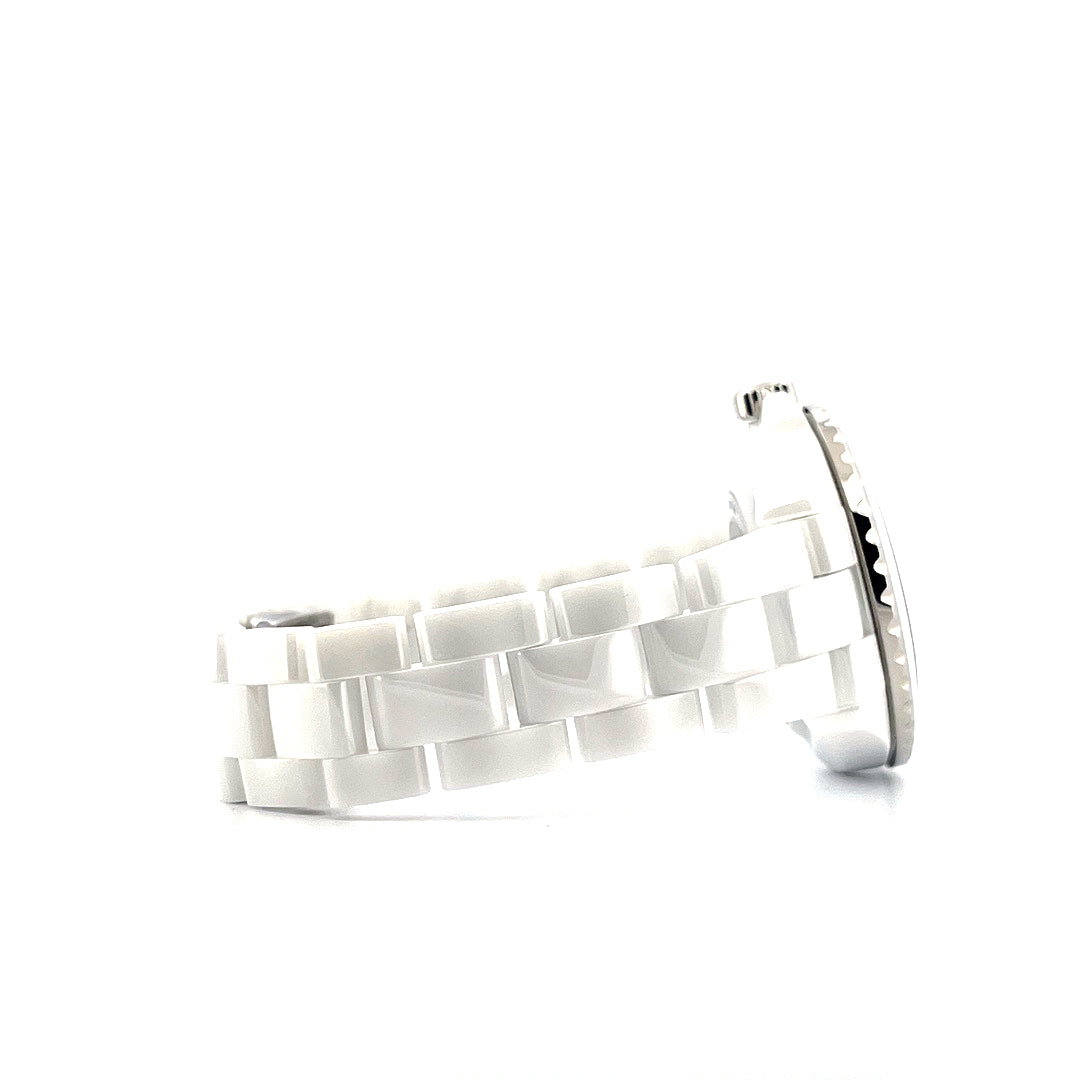 Chanel J12 33mm Keramik Uhr im Seitenprofil mit schillerndem weißen Keramikarmband