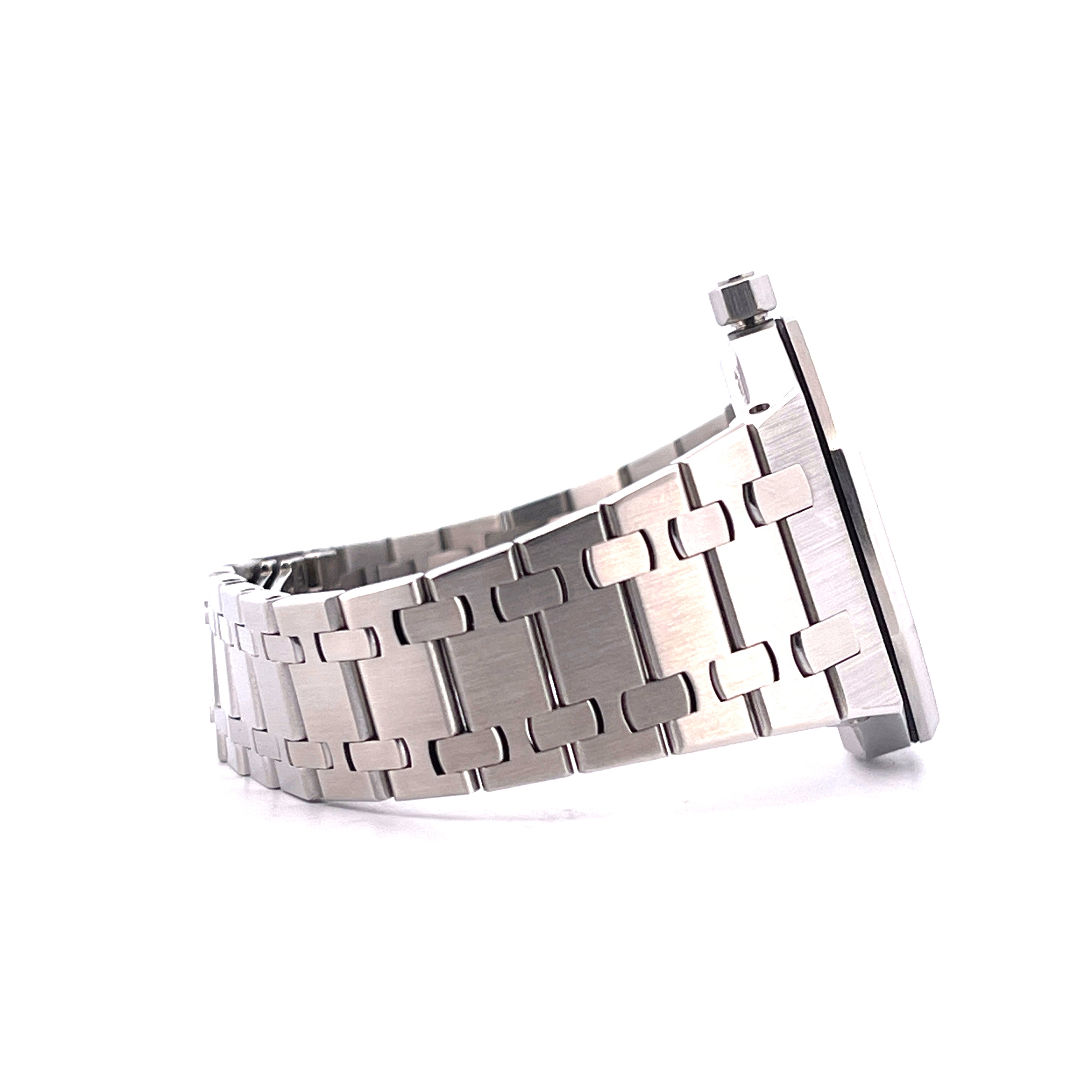 Seitenansicht des Edelstahl-Armbands einer Audemars Piguet Royal Oak 14790ST vor weißem Hintergrund