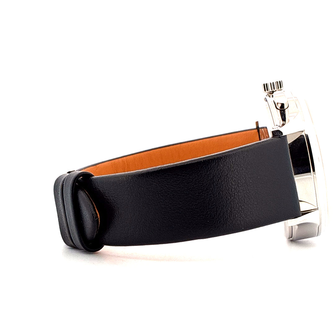 Longines Heritage Classic Automatik Herrenuhr mit schwarzem Lederarmband Seitenansicht auf weißem Hintergrund