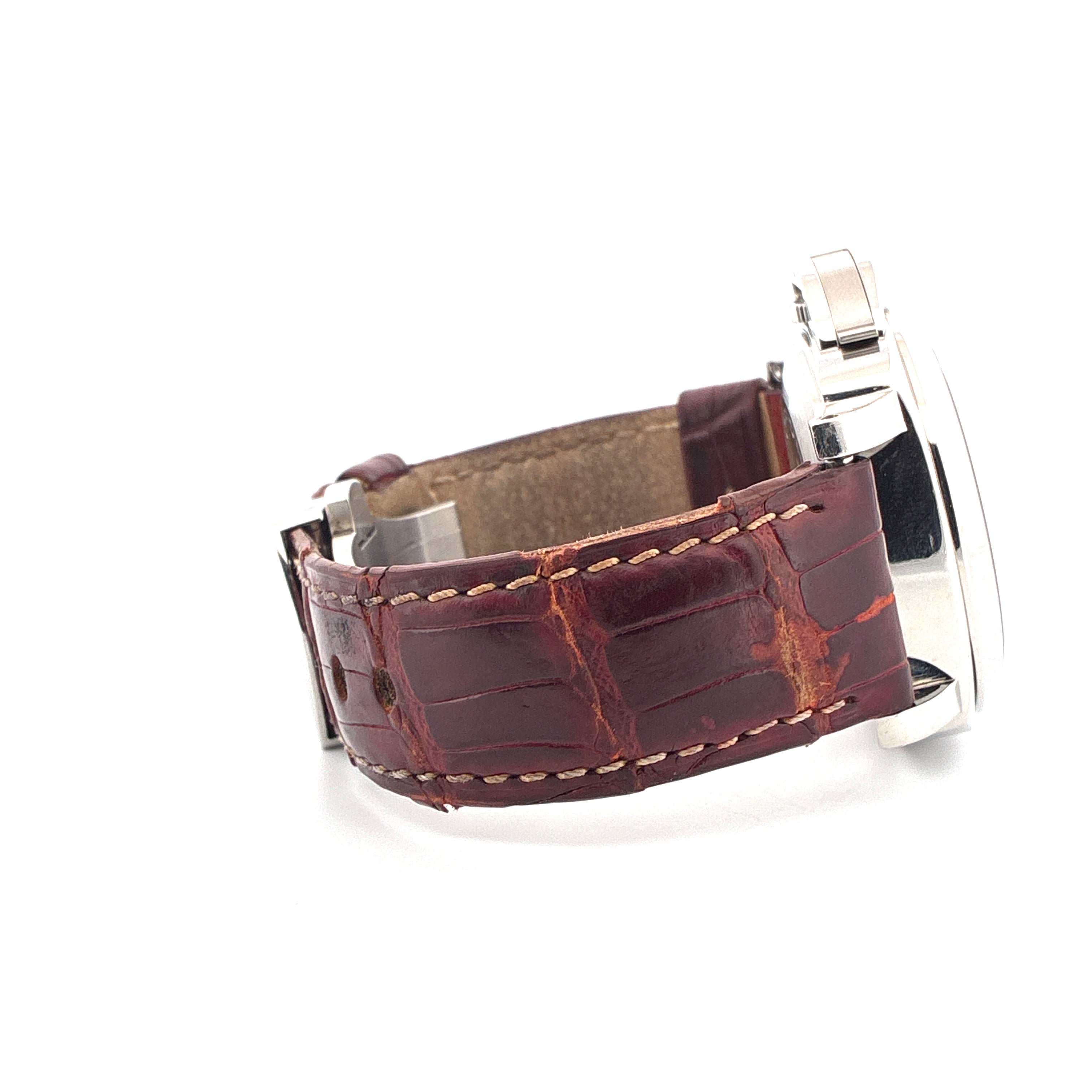 Seitenansicht eines Panerai Luminor Power Reserve 44 mm aus Edelstahl mit dunkelrotem Lederarmband