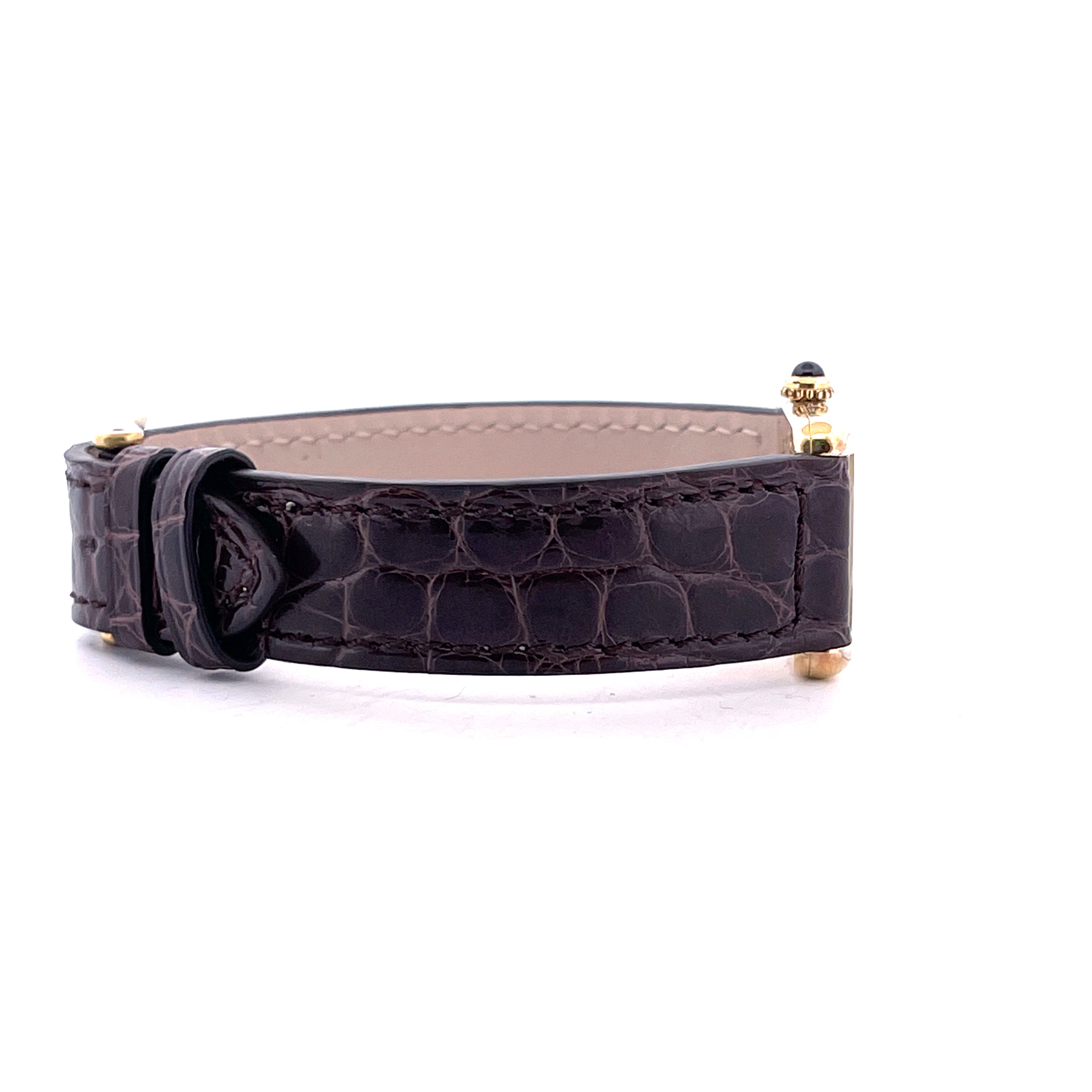 Detailaufnahme eines Cartier Tank Vermeil Armbands aus braunem Krokoleder mit goldener Schnalle und Dorn