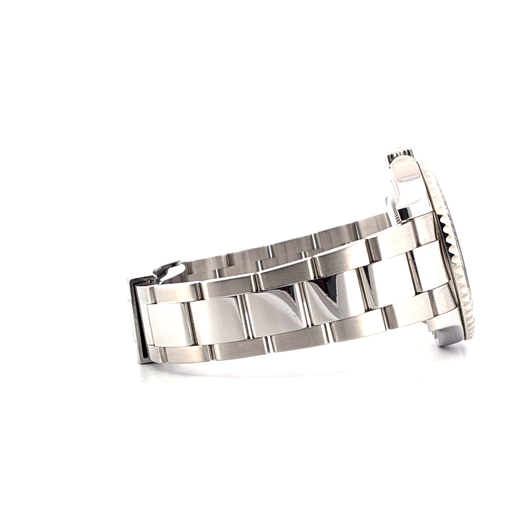 Rolex Yacht-Master 37 Edelstahl mit schickem Metallarmband in Seitenansicht auf weißem Hintergrund