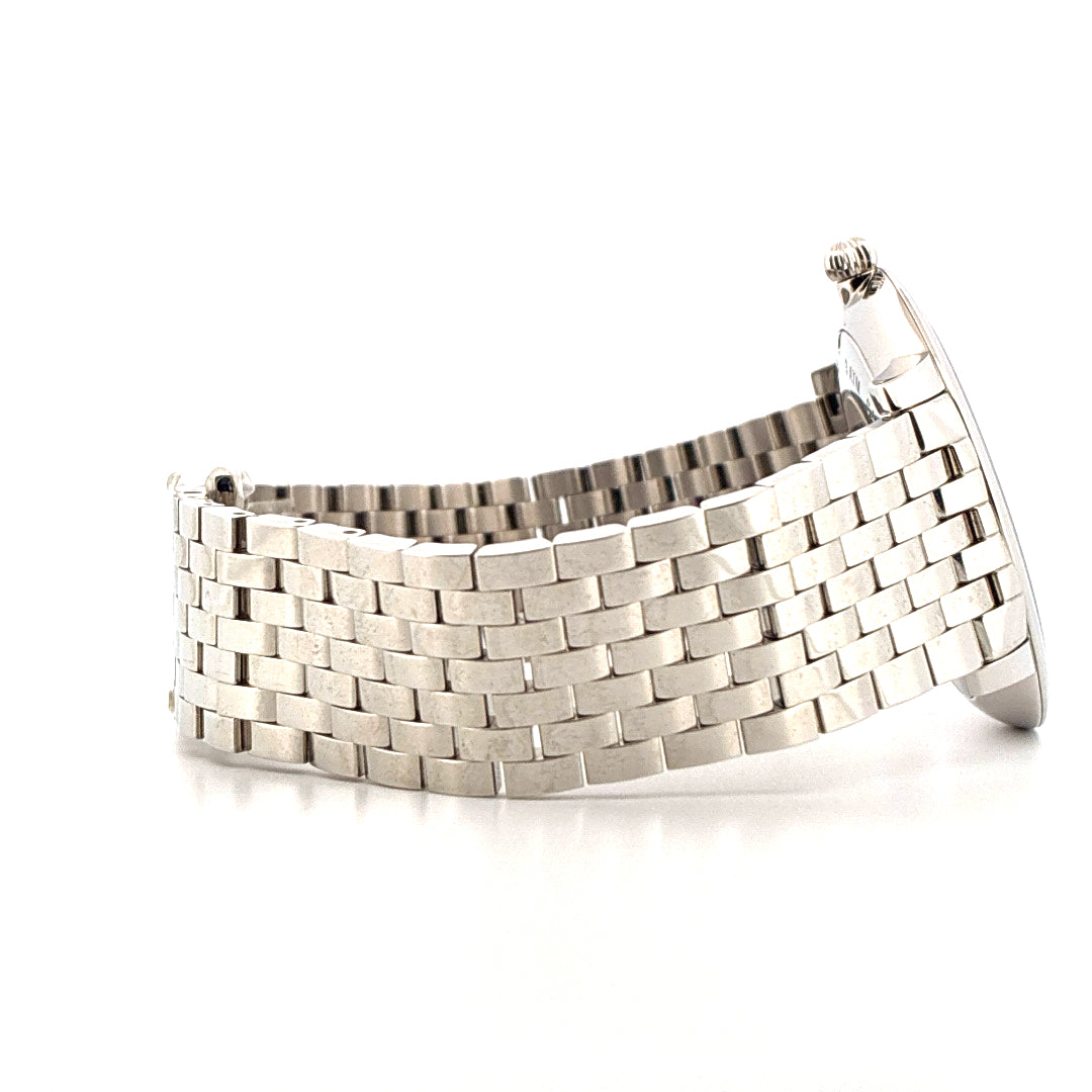 Frederique Constant Slim Line Automatic 2025 Edelstahlarmband im Detail von der Seite auf weißem Hintergrund