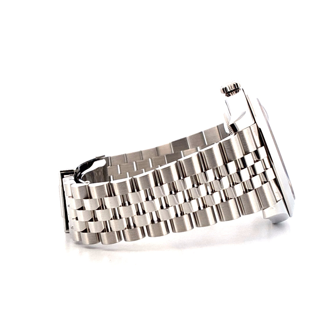 Rolex Datejust 41 Stahl Armband Seitenansicht auf weißem Hintergrund