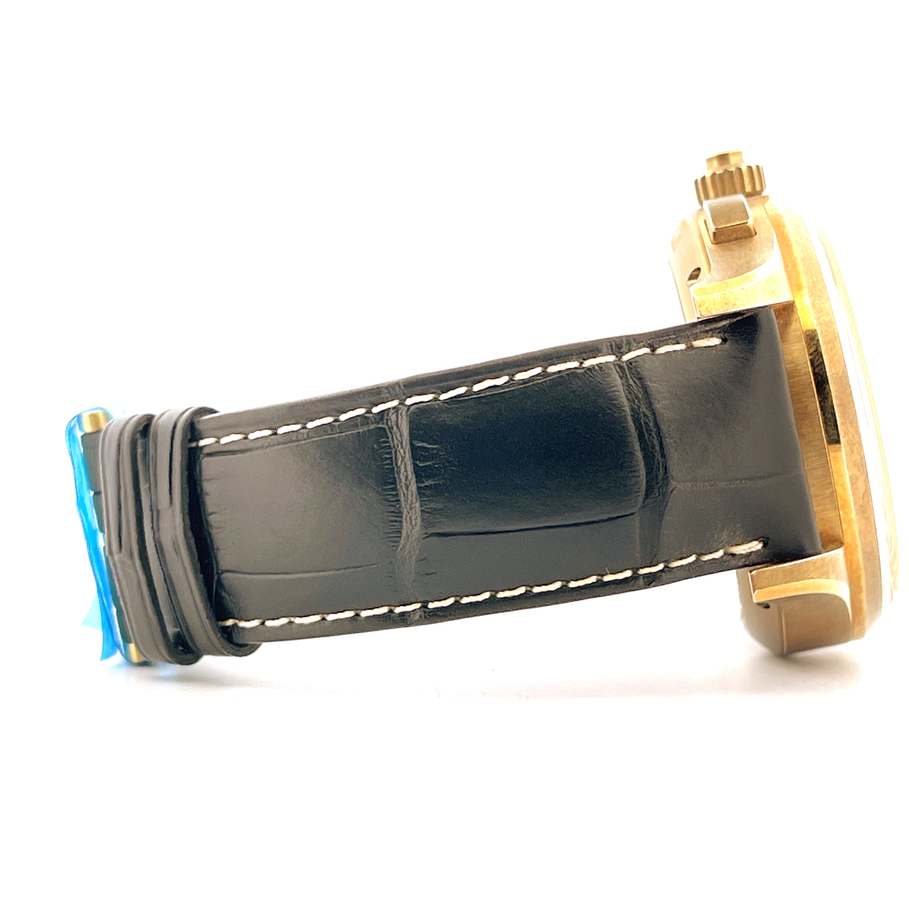 Seitenansicht einer Montblanc 1858 Uhr mit braunem Lederarmband mit weißer Naht und Gehäuse aus Bronze