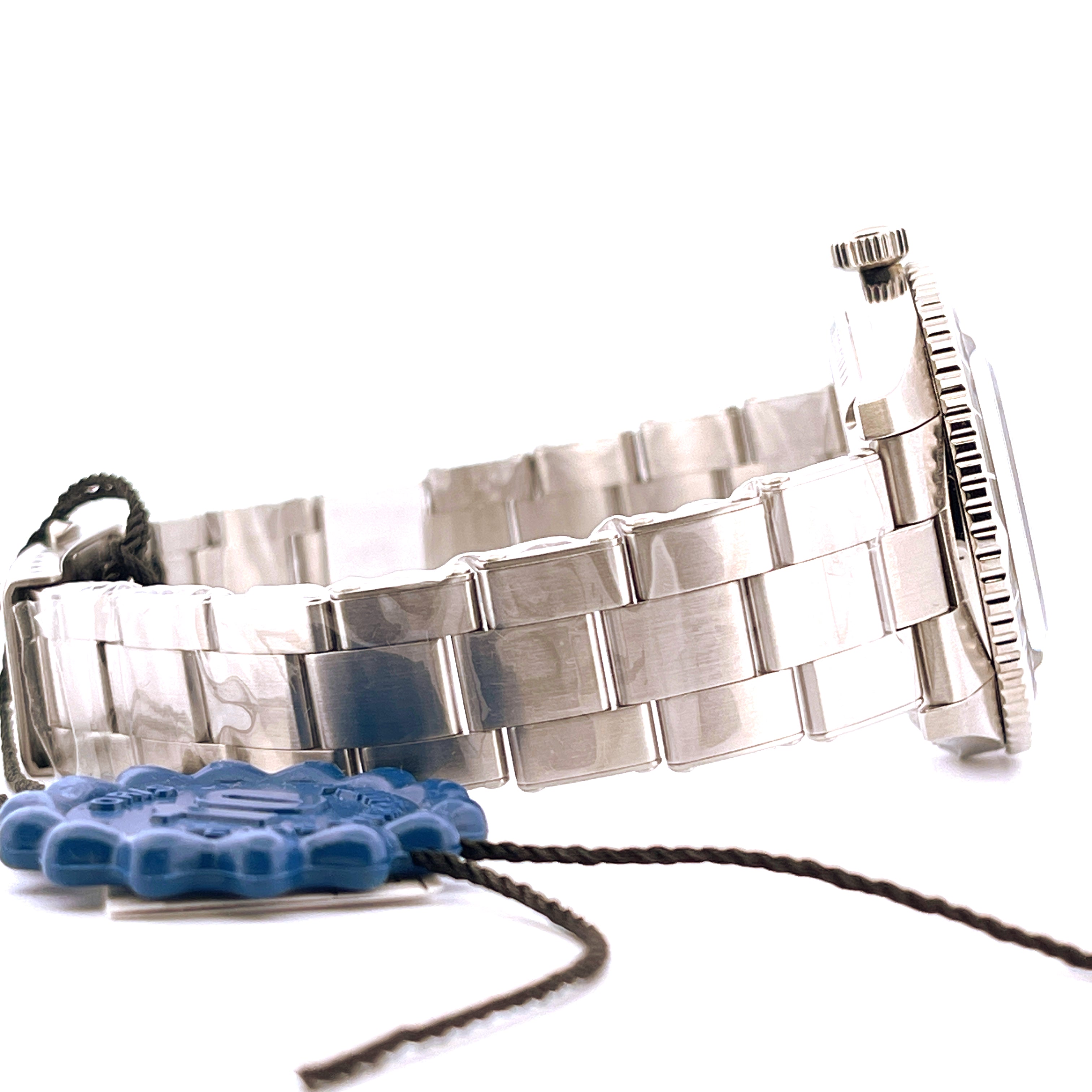 Oris Divers Sixty-five 12h Calibre 400 Automatik aus Edelstahl mit blauem Anhänger auf weißem Hintergrund