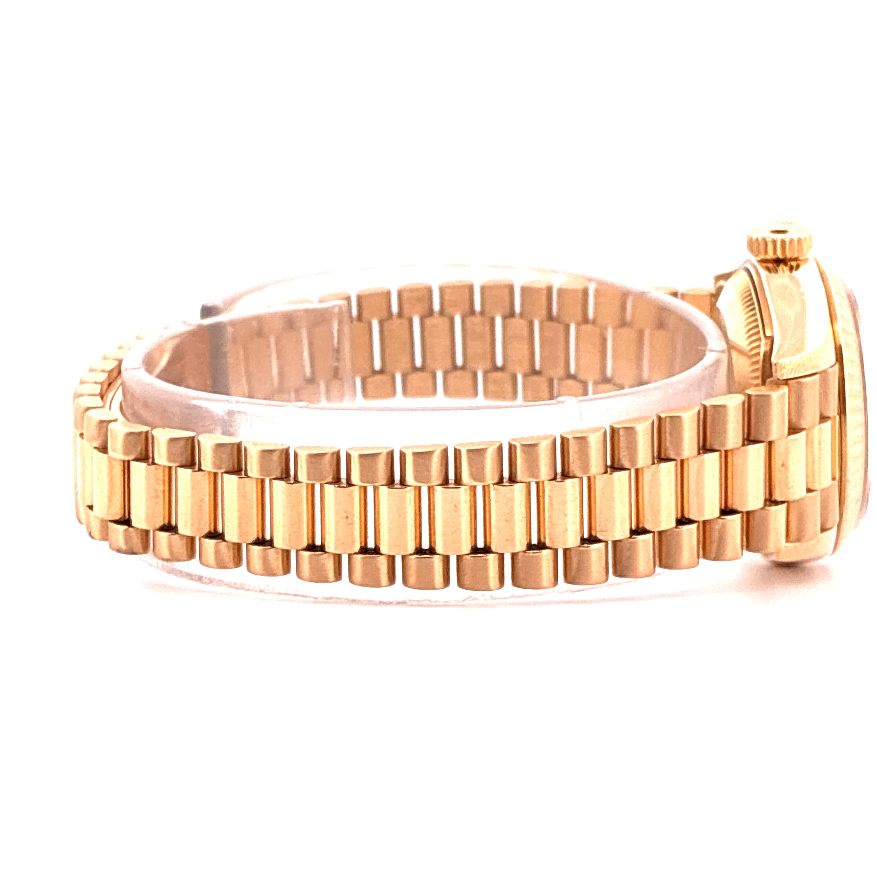 Rolex Lady-Datejust im Profil, goldenes Armband mit polierten Gliedern und einem Gehaeuse mit geriffelter Krone