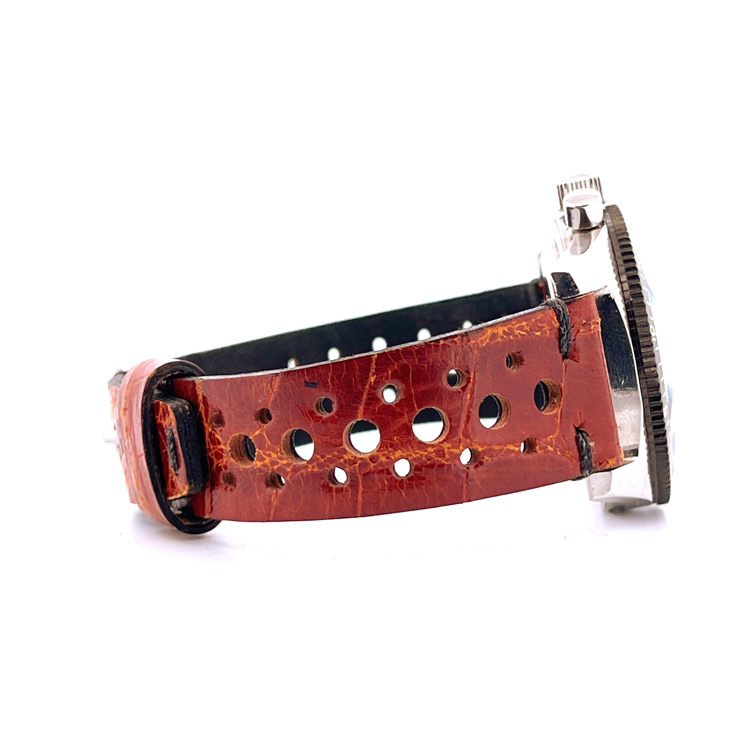 Sinn Vintage Chronograph 102A im Profil mit braunem Lederarmband und Sicht auf das Stahlgehäuse