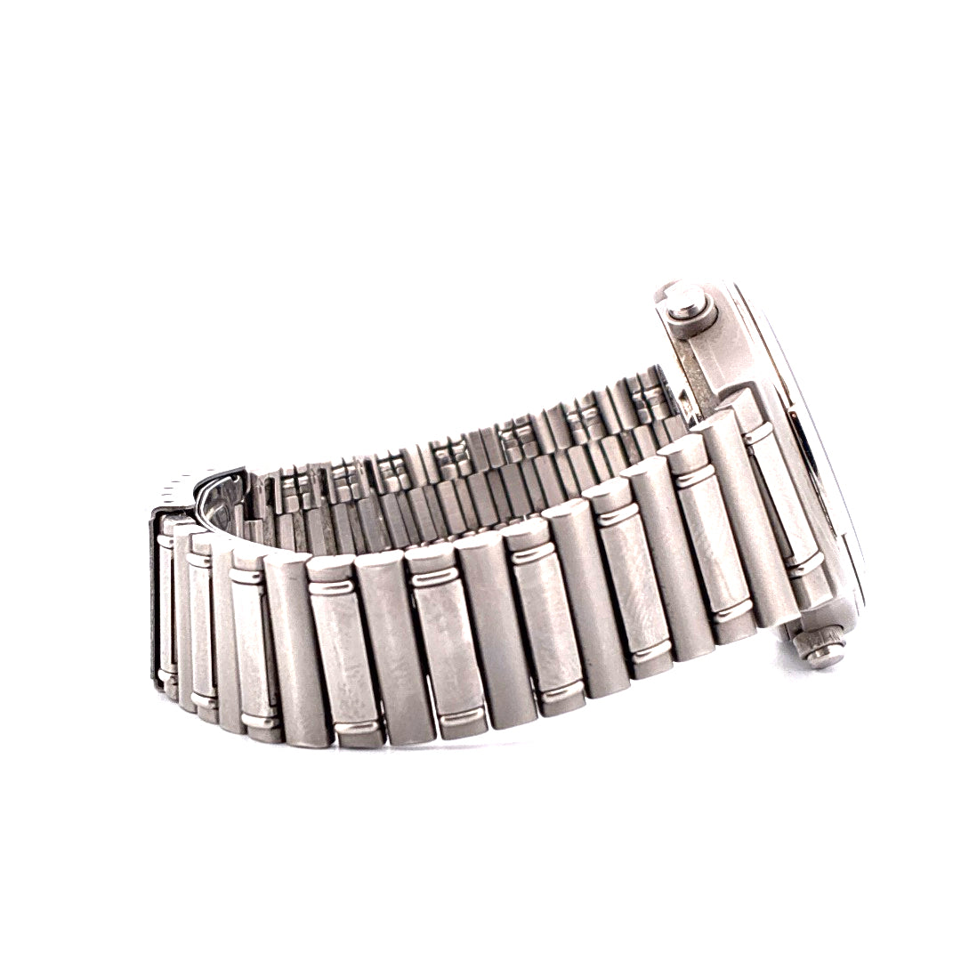 Seiko Chronograph Quarz im Detail, mattiertes Edelstahlarmband mit gestuften Gliedern