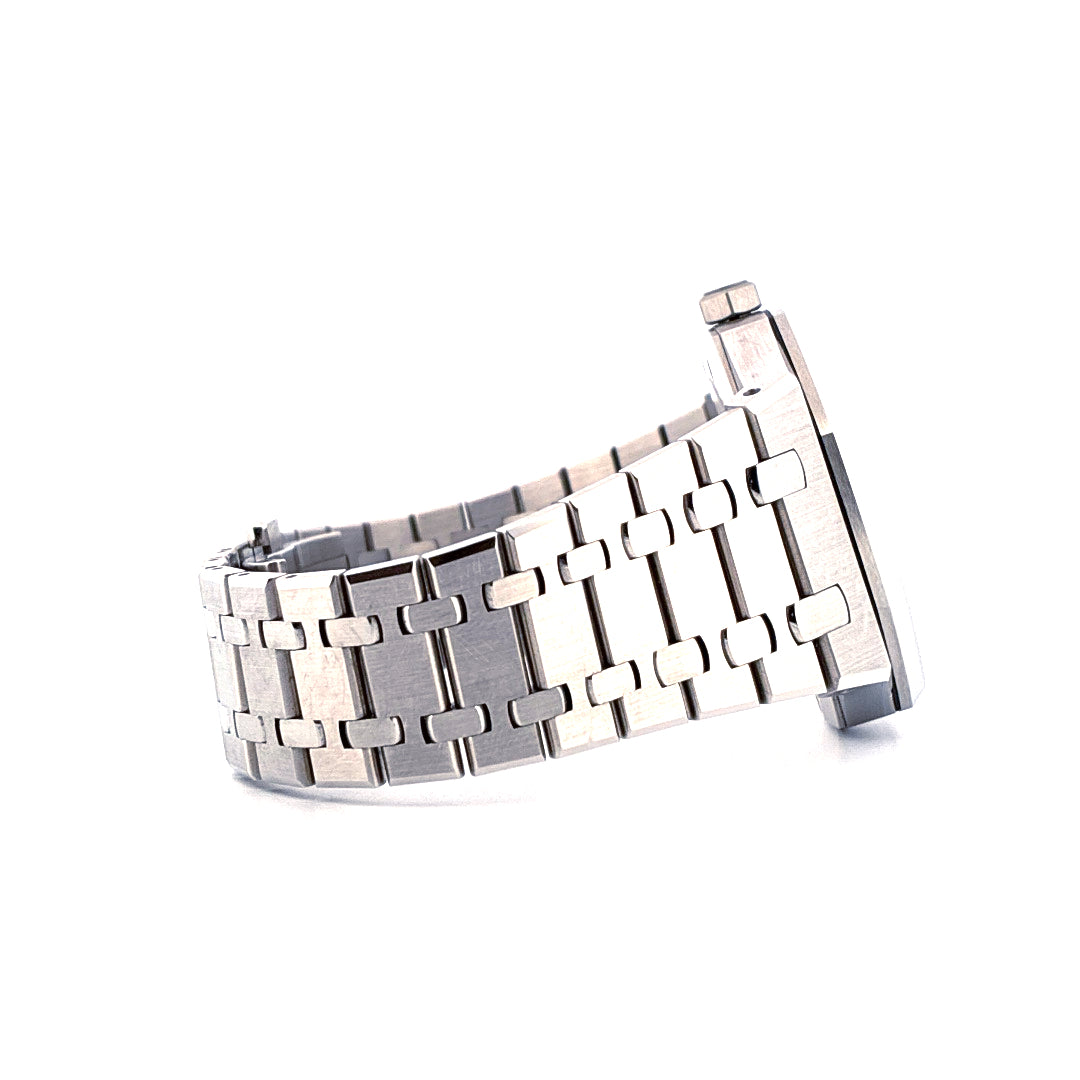 Audemars Piguet 50th Anniversary Royal Oak Edelstahl Armband von der Seite auf weißem Hintergrund
