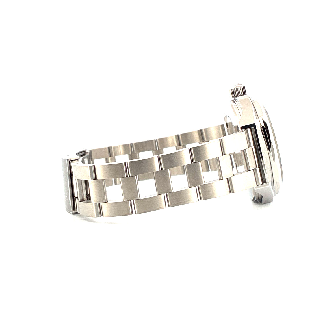 Zenith Defy Revival A3691 37mm, Seitenansicht des polierten Edelstahlgehäuses und Armbands vor weißem Hintergrund