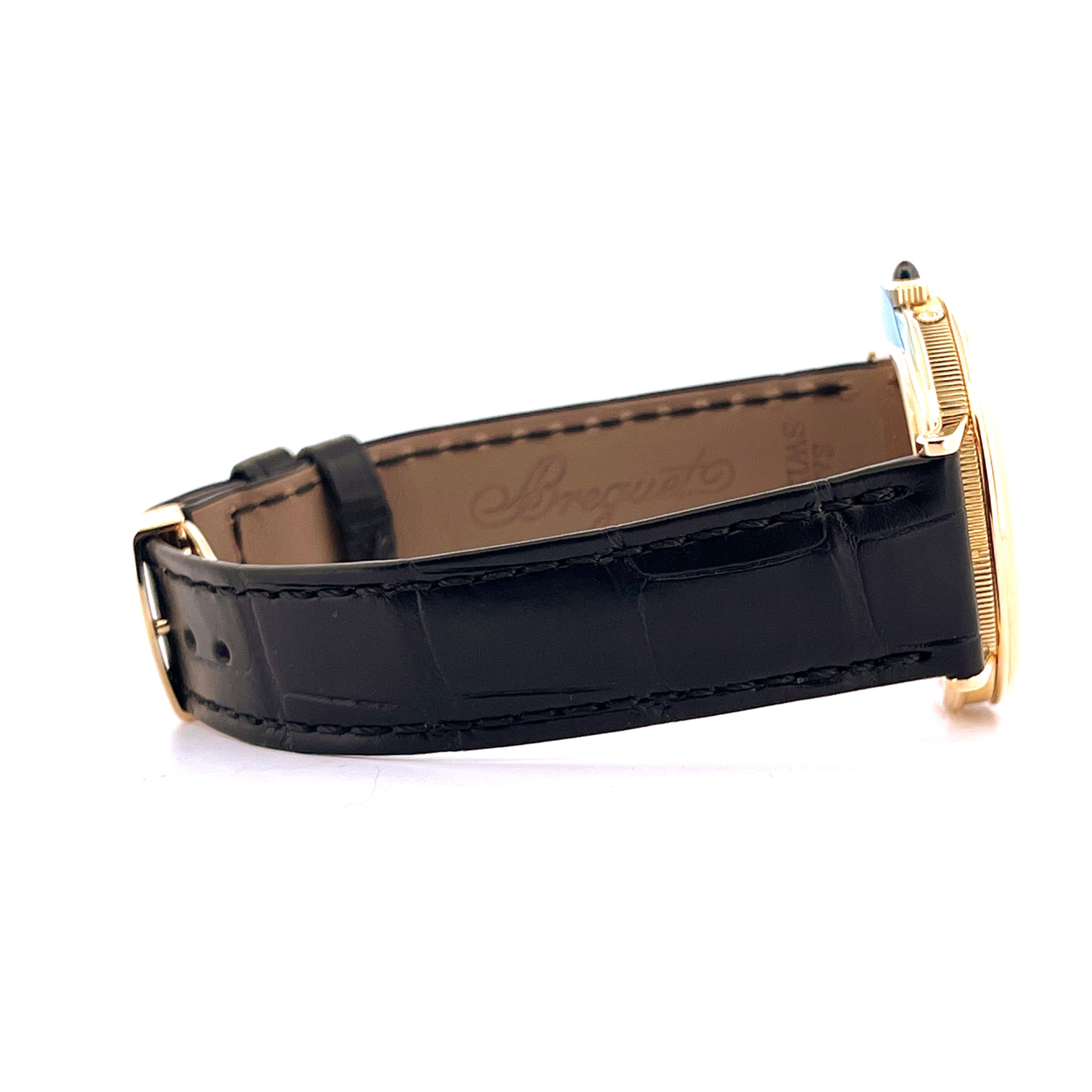 Seitenansicht eines Breguet Classique Power Reserve Gelbgolduhr mit schwarzem Lederarmband