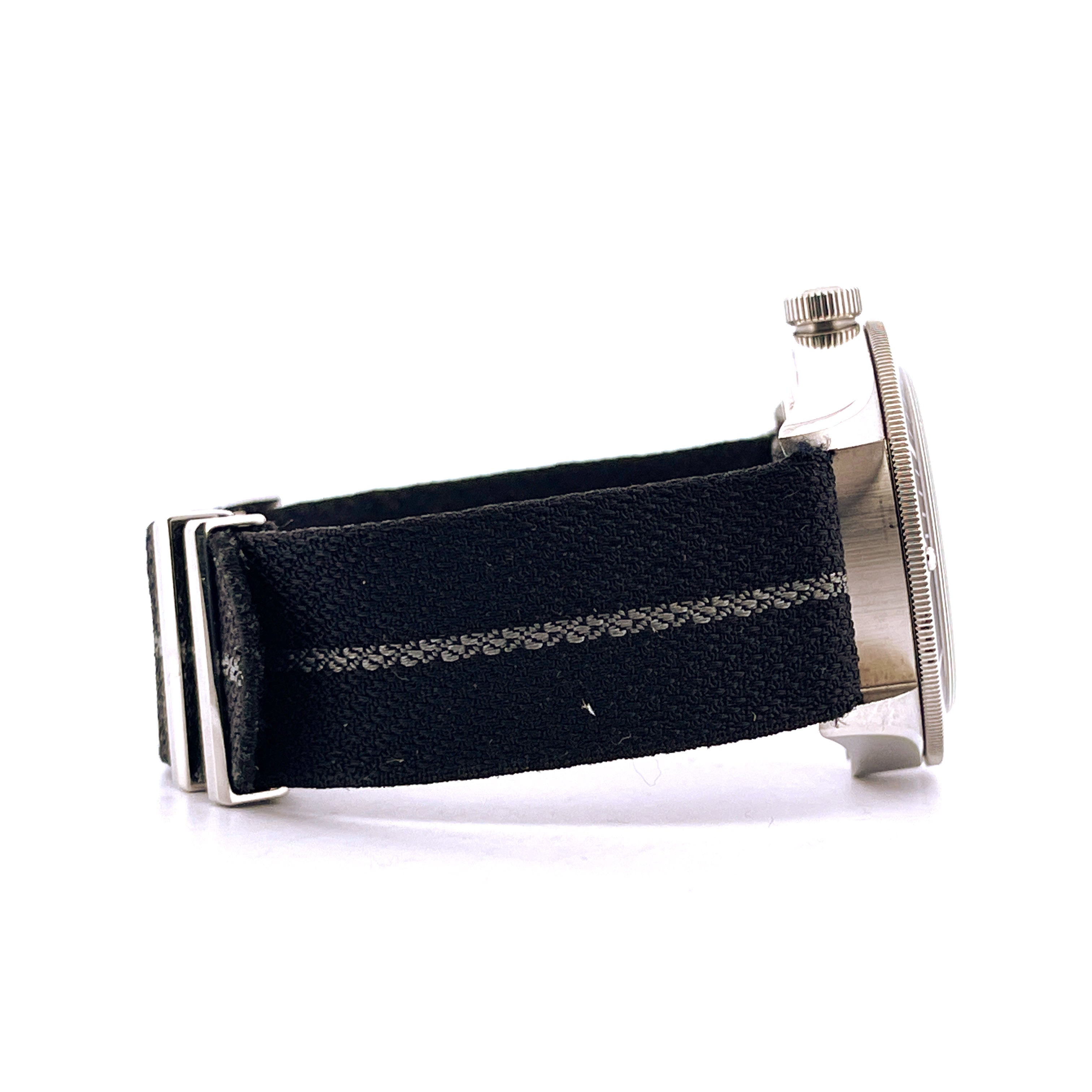 Tudor Black Bay Fifty-Eight Navy Blue von der Seite mit schwarzem Stoffarmband und Stahlgehäuse