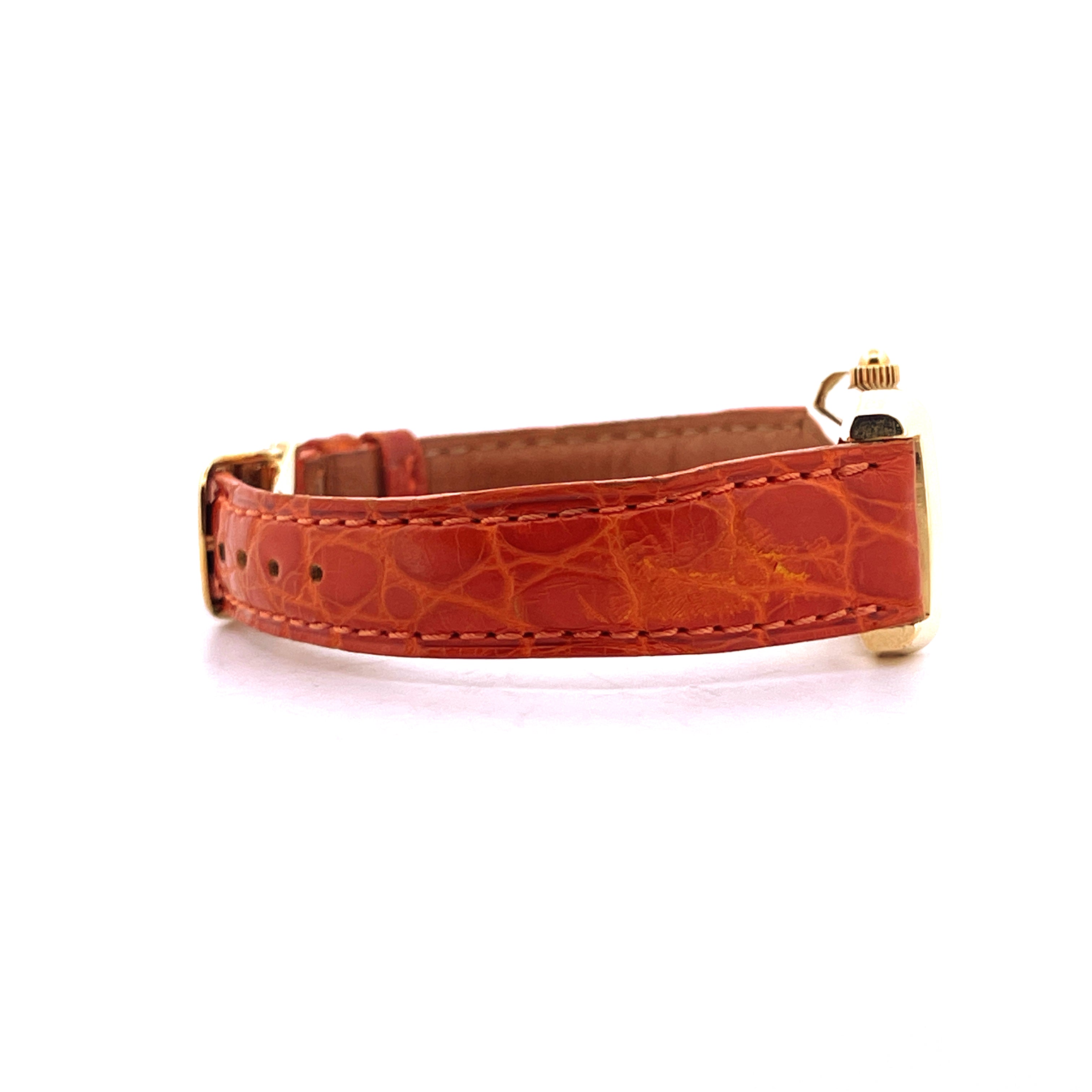 Seitenansicht einer Jaeger-LeCoultre Reverso Duetto aus Gelbgold mit orangefarbenem Kroko-Lederarmband