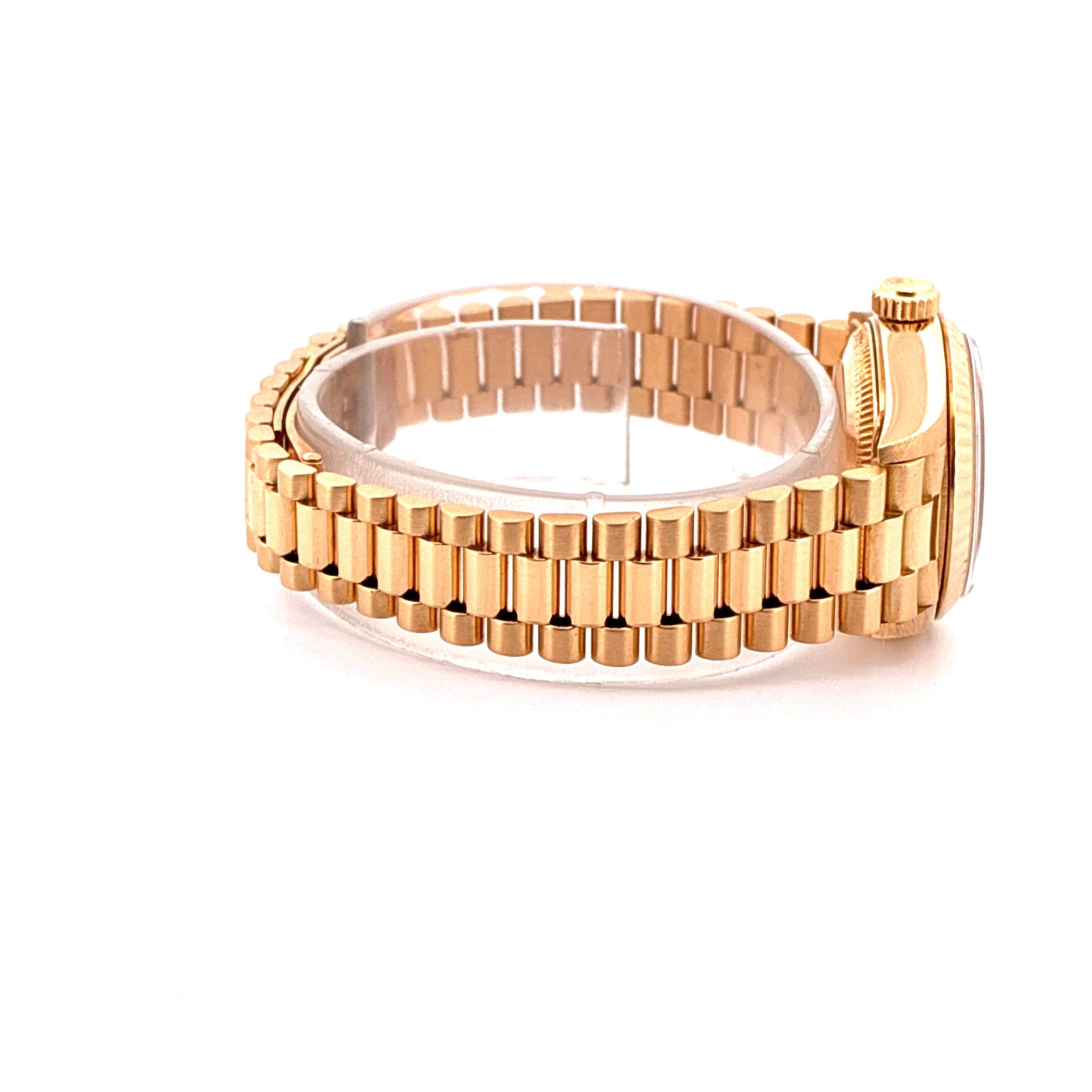 Seitenansicht einer Rolex Lady-Datejust aus Gold mit einem Jubiläumsarmband