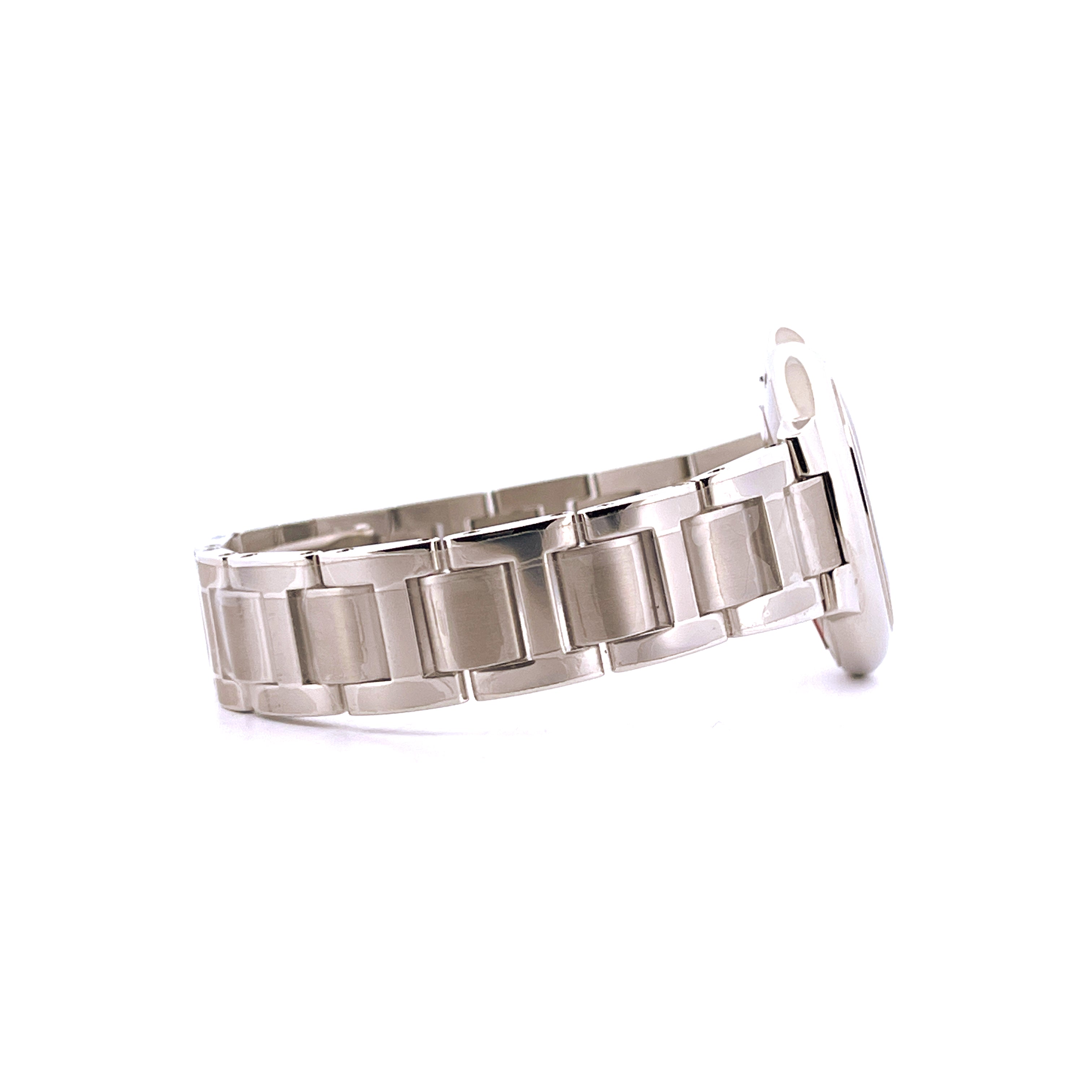 Cartier Ballon Bleu 33mm Edelstahl Damenuhr im Seitenprofil auf weißem Hintergrund