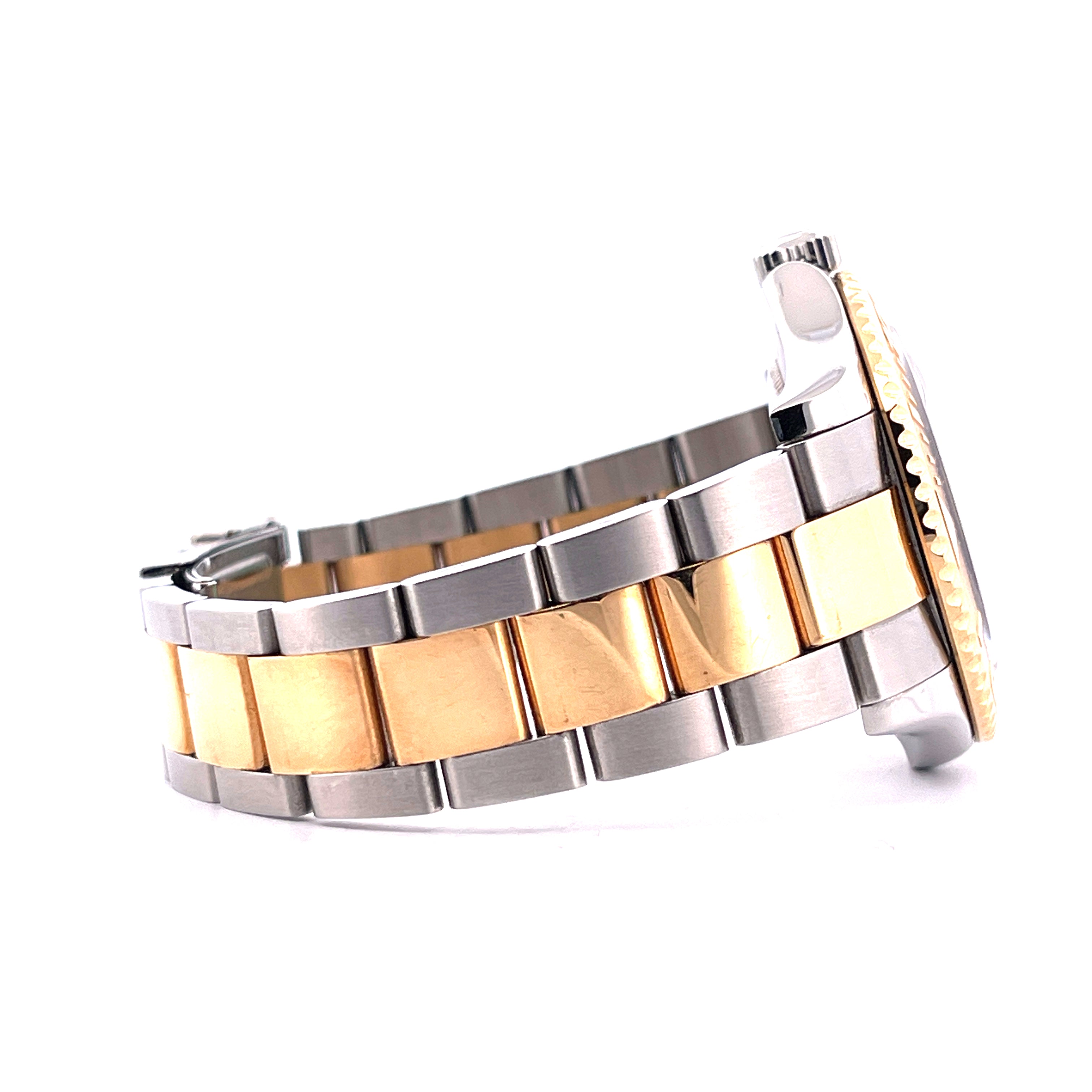 Rolex Yacht-Master 16623 Gelbgold Edelstahl Armband Detail im Profil auf weißem Hintergrund