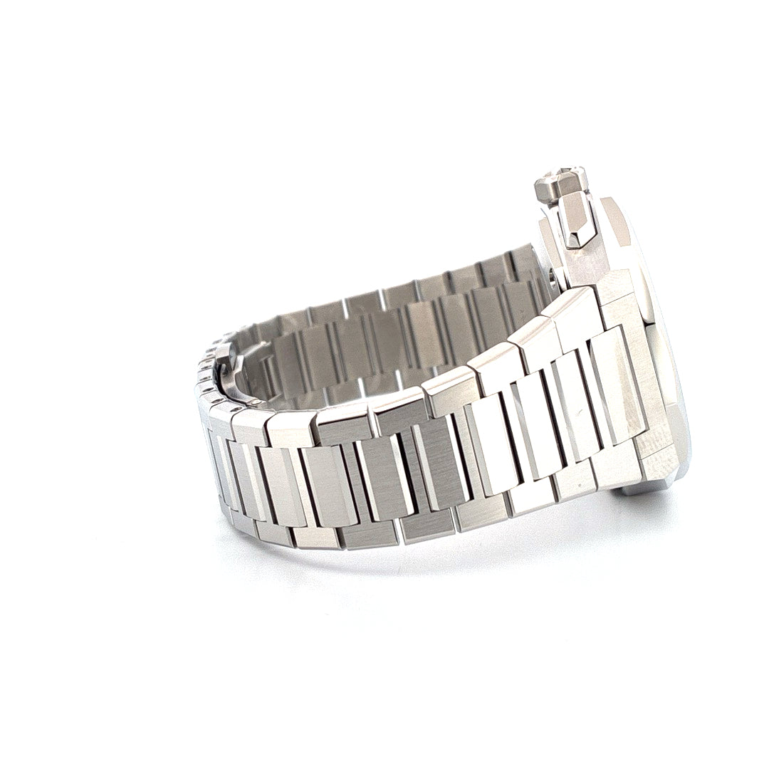 Seitenansicht einer Zenith Defy Skyline Chronograph aus Edelstahl mit schmalem Gliederarmband auf weißem Hintergrund
