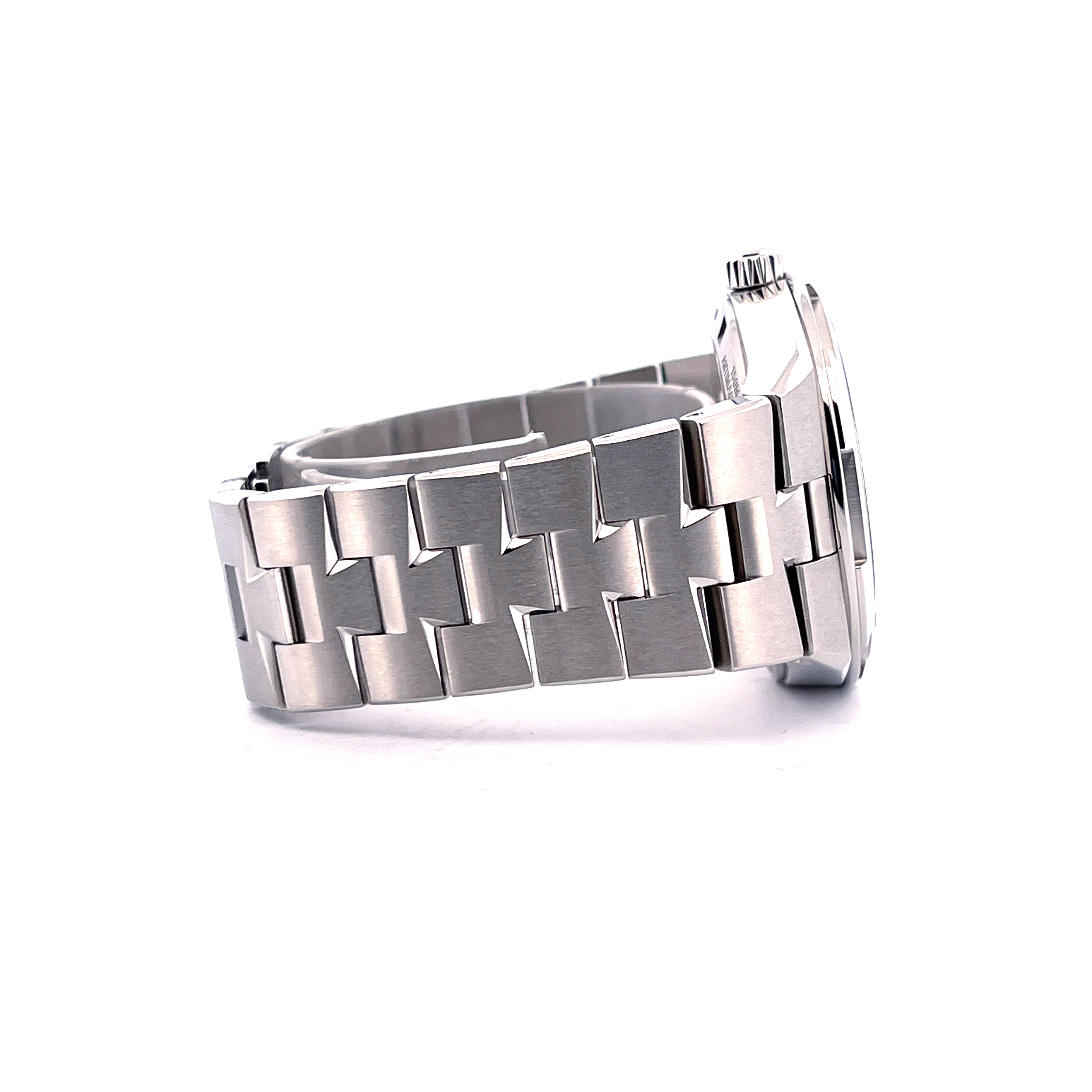 Vacheron Constantin Overseas mit Edelstahlband im Profil vor weissem Hintergrund