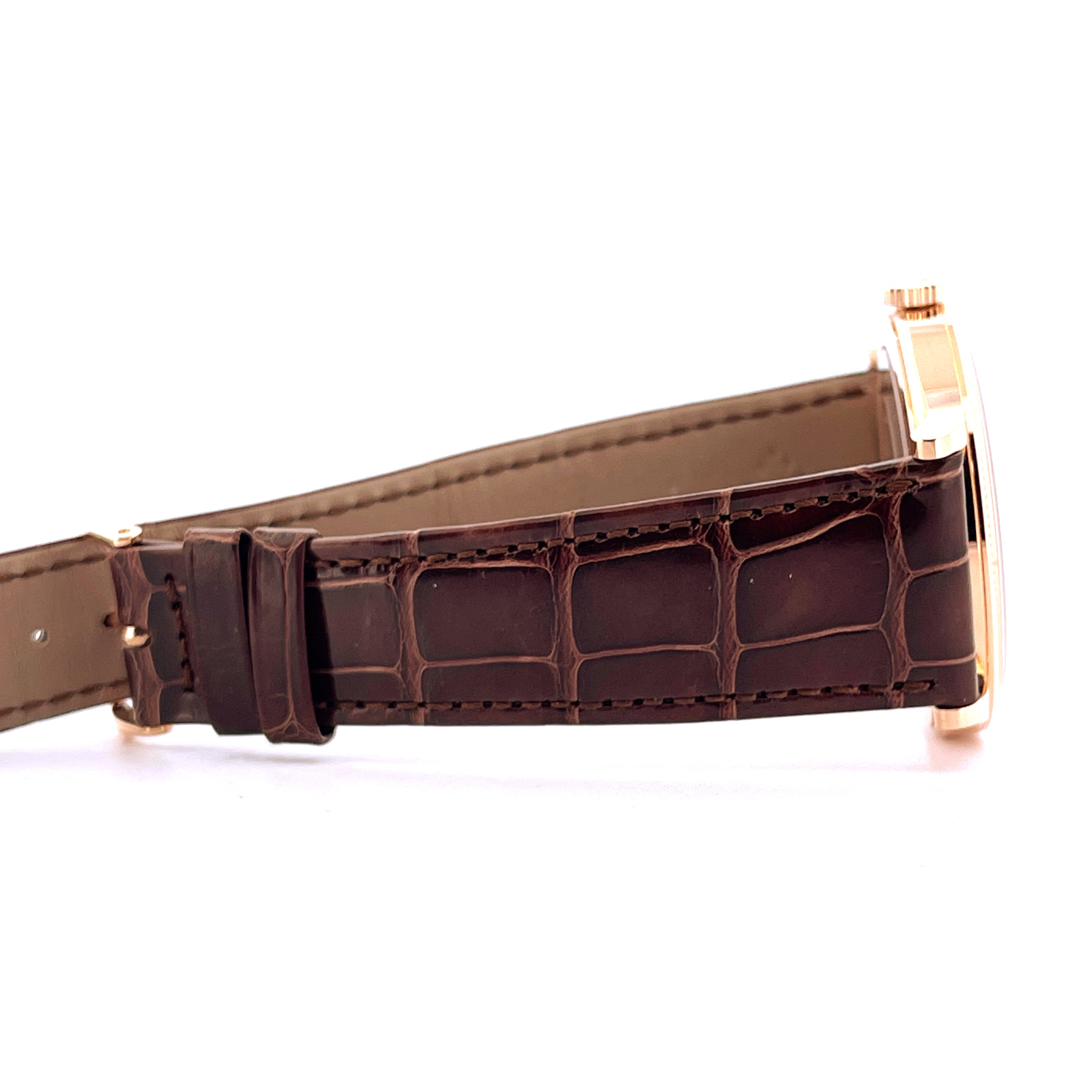 Patek Philippe Calatrava 6119R-001 Roségold-Armband mit Krokodilprägung im Profil auf weißem Hintergrund