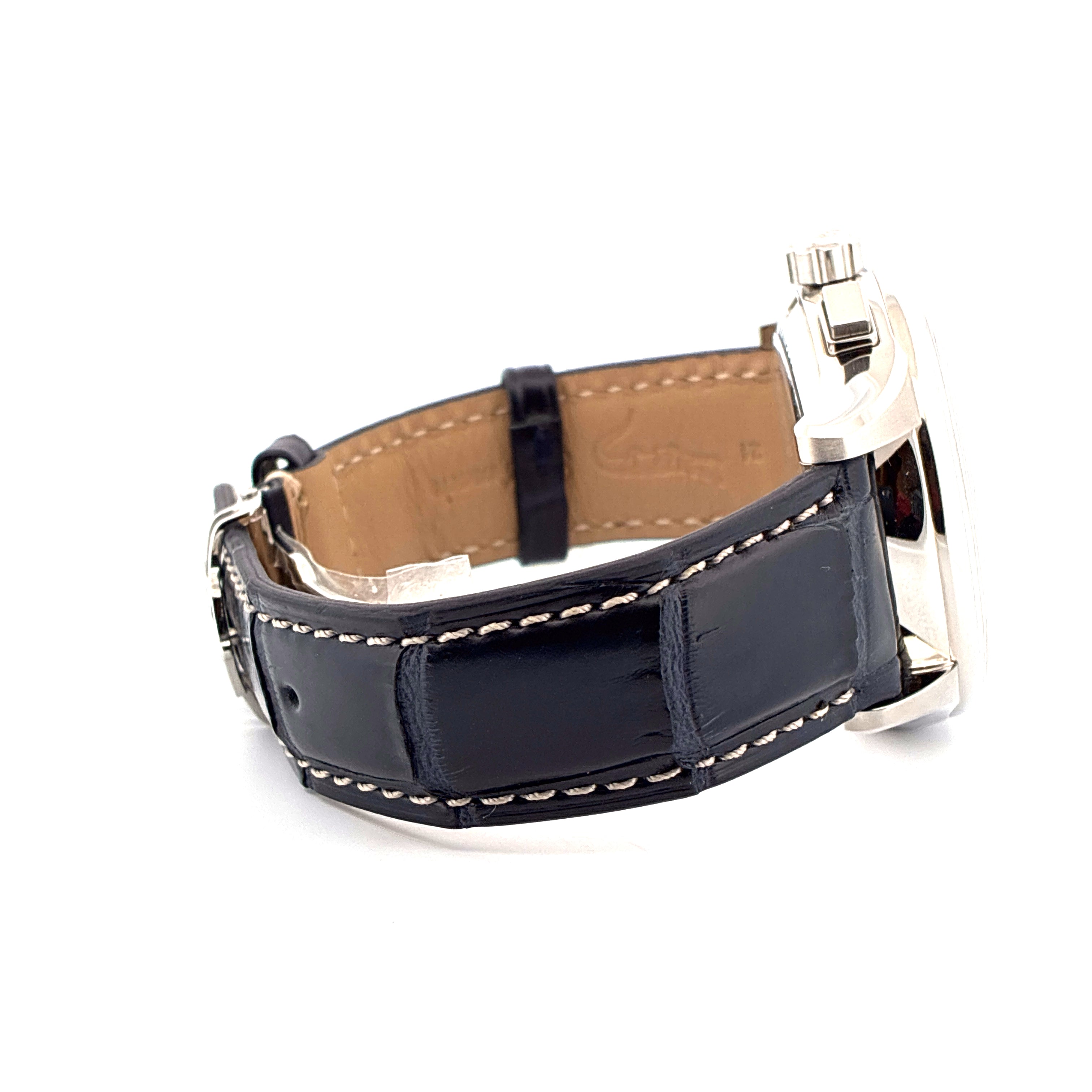 Frederique Constant Manufacture Flyback Chronograph aus Edelstahl mit schwarzem Lederarmband Seitenansicht auf weißem Hint…