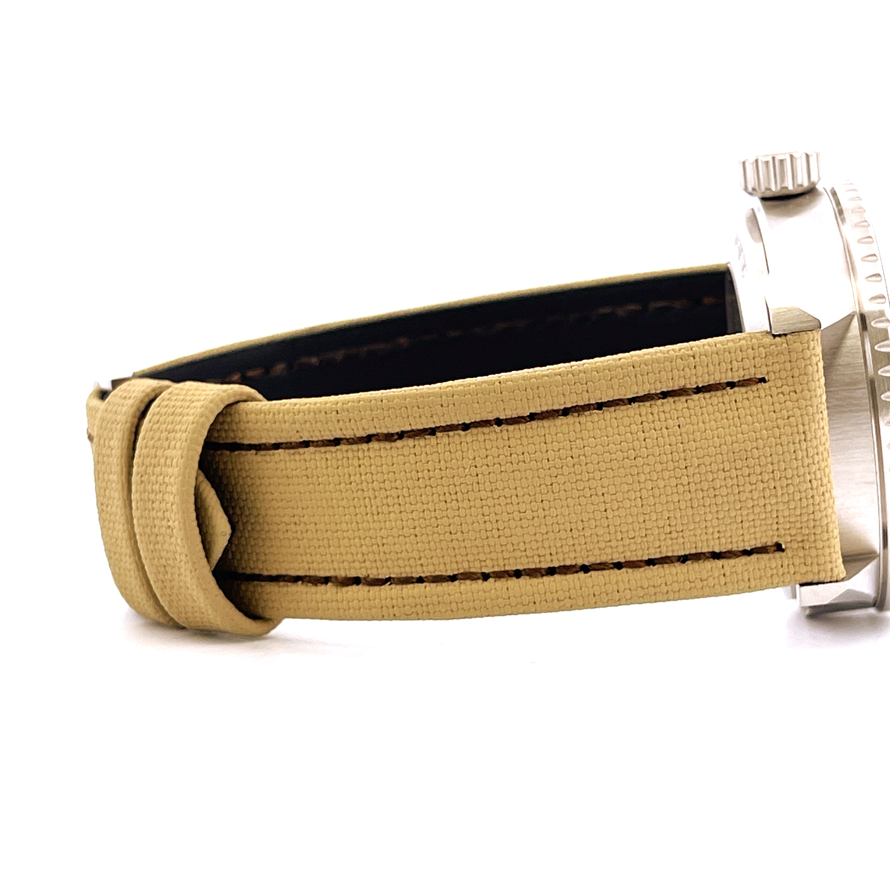 Seitenansicht des Blancpain Fifty Fathoms Bathyscaphe mit einem hellbraunen Textilarmband und Details aus Stahl