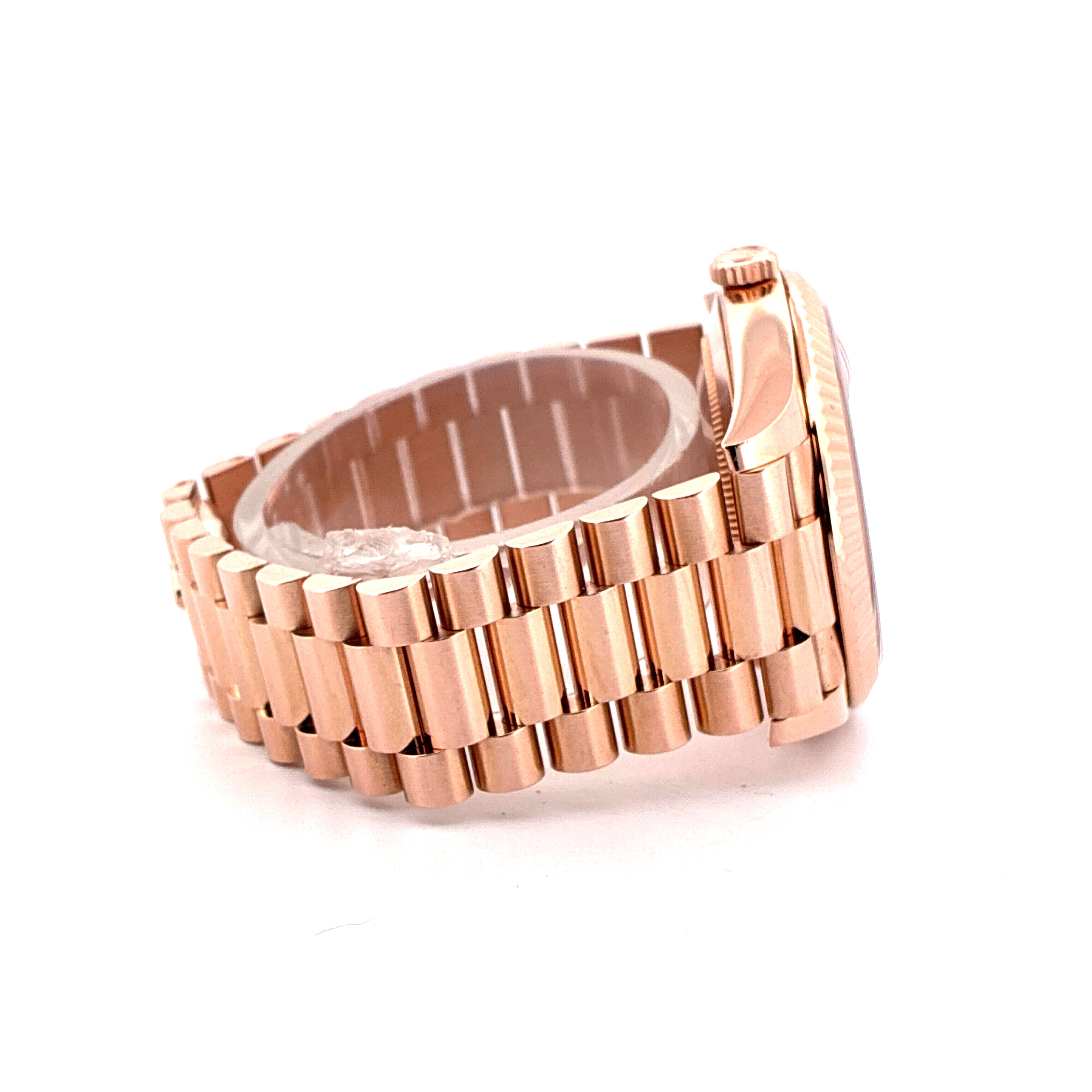 Rolex Day-Date 40 aus Roségold, Seitenansicht mit Präsidentenarmband und weißem Hintergrund