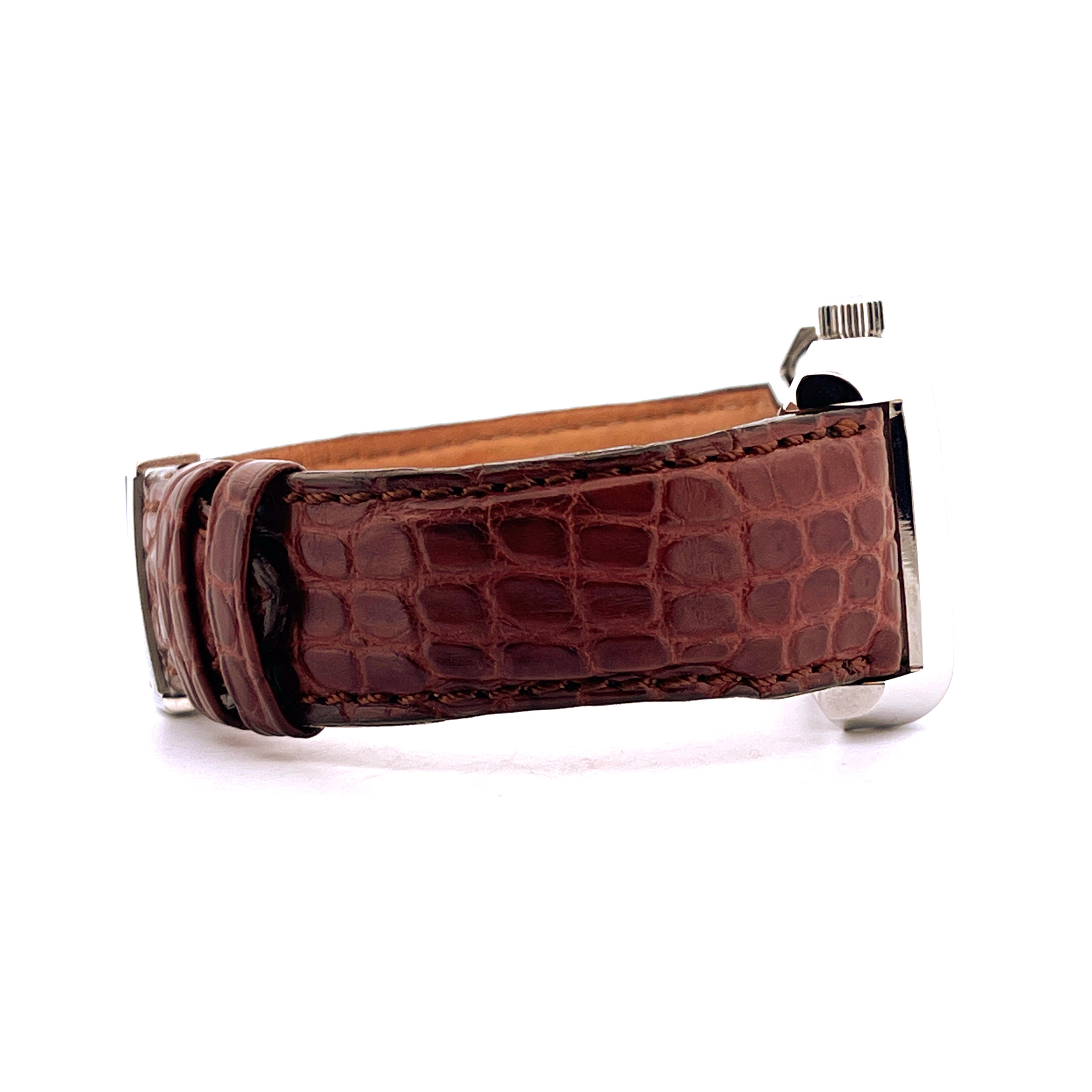Seitenansicht eines Jaeger-LeCoultre Reverso Grande Gehäuses mit braunem Krokolederarmband