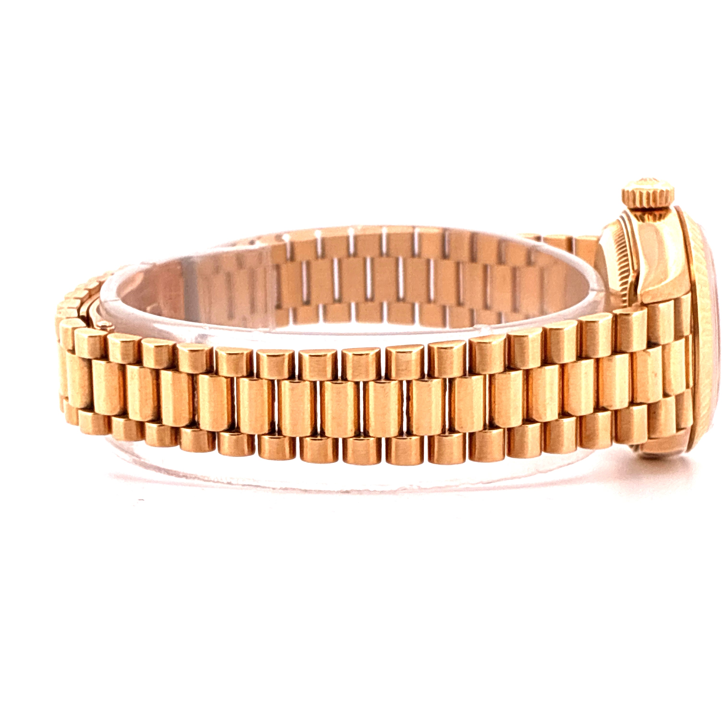 Seitenansicht einer goldenen Rolex Lady-Datejust Damenuhr mit Präsidentenarmband auf transparentem Sockel