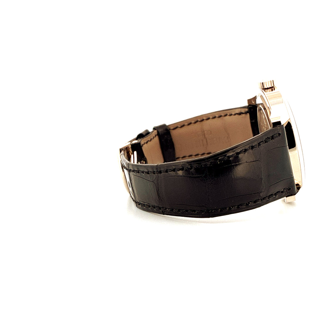 Seitenansicht einer Patek Philippe Calatrava mit schwarzem Krokolederarmband