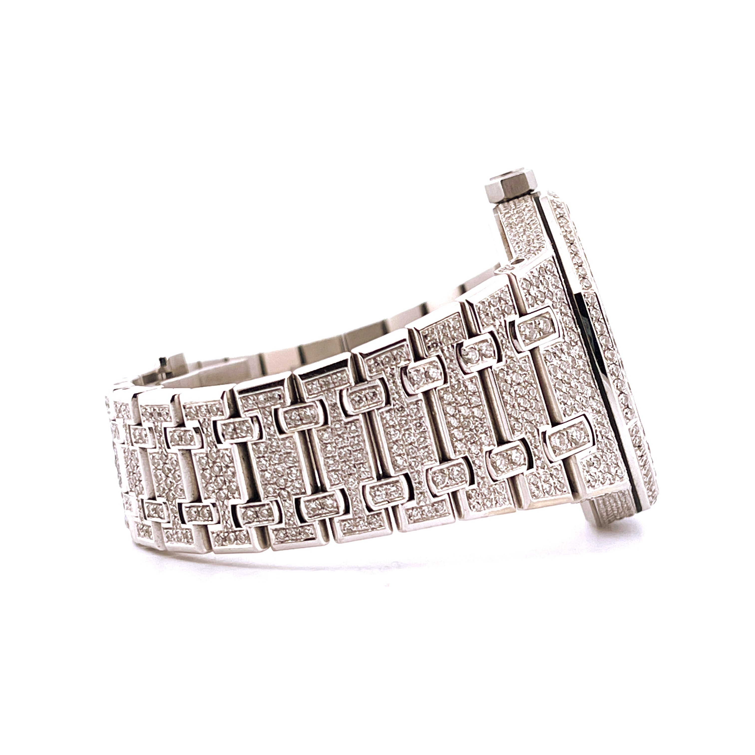 Audemars Piguet Royal Oak 15400ST mit Diamanten im Profil auf weißem Hintergrund