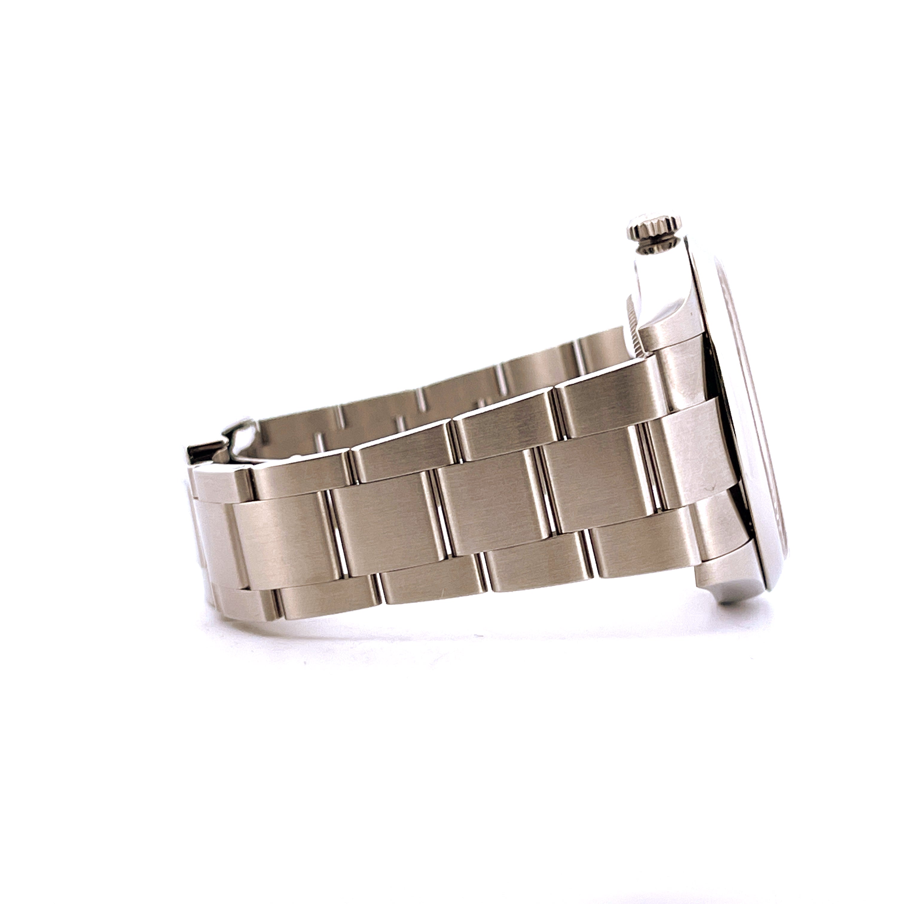 Rolex Oyster Perpetual 41 Green von der Seite gesehen mit Stahlarmband auf weißem Hintergrund