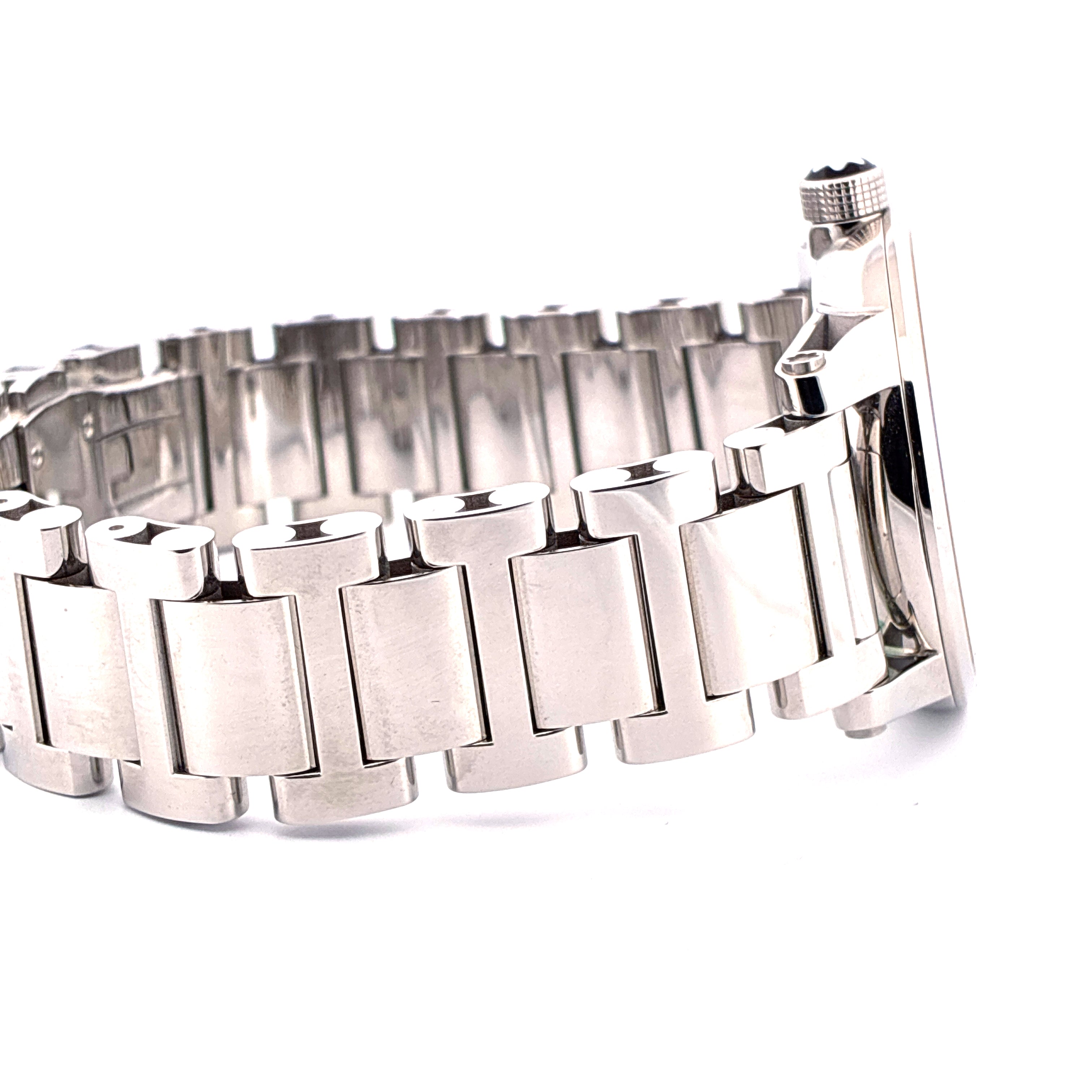 Montblanc Timewalker Automatik Edelstahl Armband von der Seite Detailaufnahme mit gerippter Krone auf weißem Hintergrund