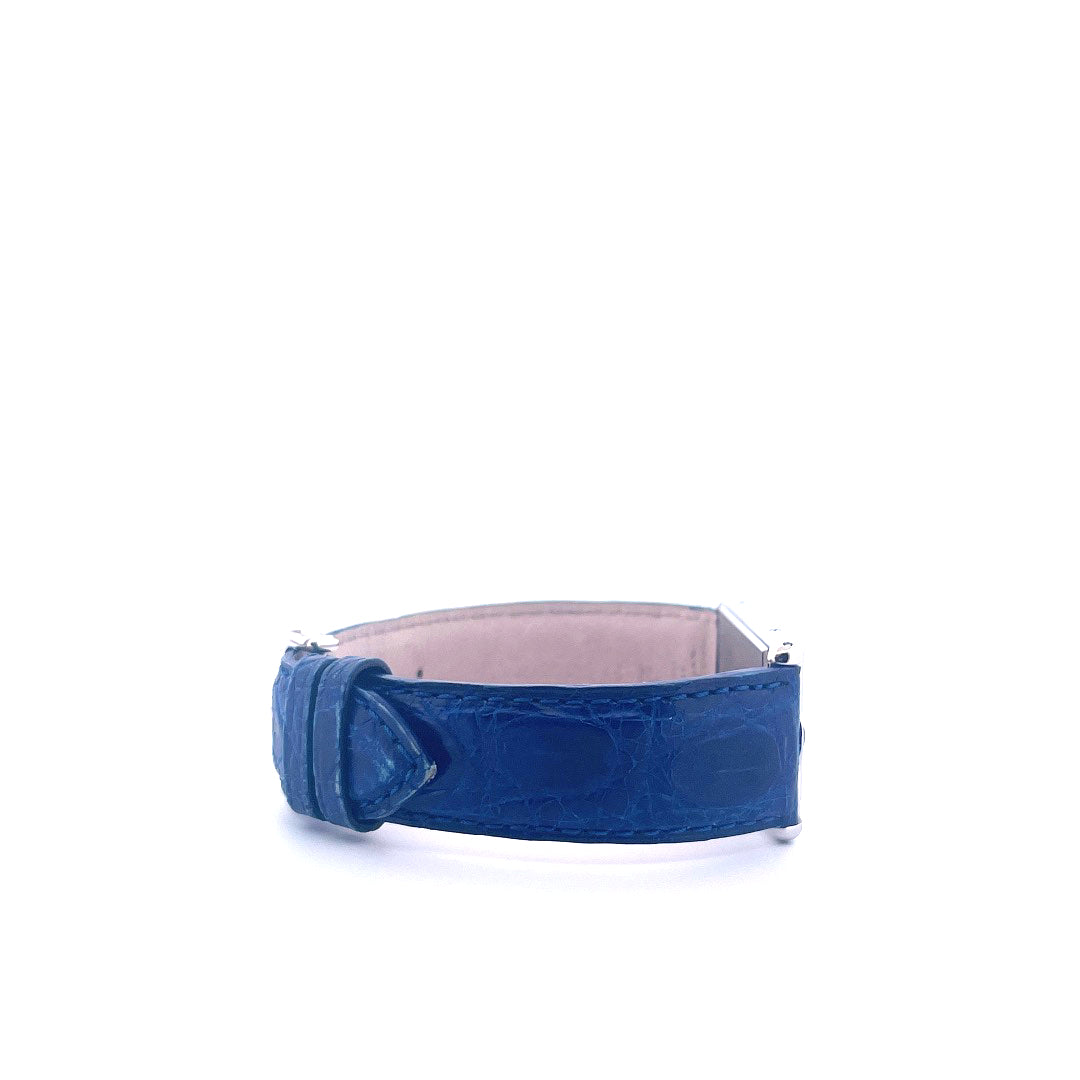Seitliche Ansicht eines Cartier Tank Basculante mit blauem Kroko-Lederarmband