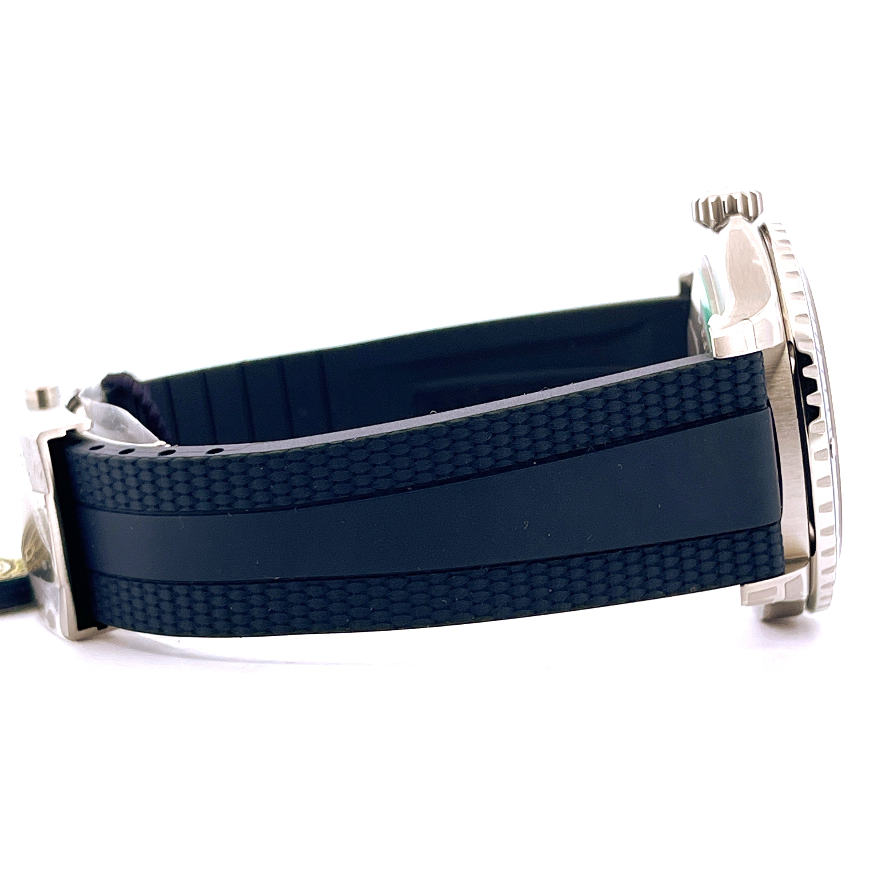 Seitenansicht der Breitling Superocean Automatic 42 Sylt Edition mit schwarzem Kautschukband