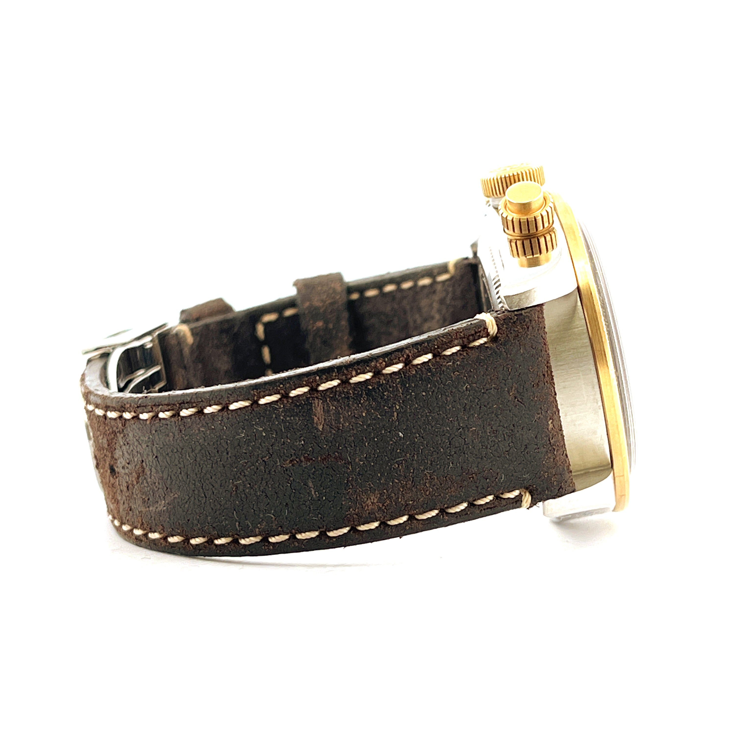 Tudor Black Bay Chrono S&G im Seitenprofil mit dunkelbraunem Lederarmband und goldenen Drückern