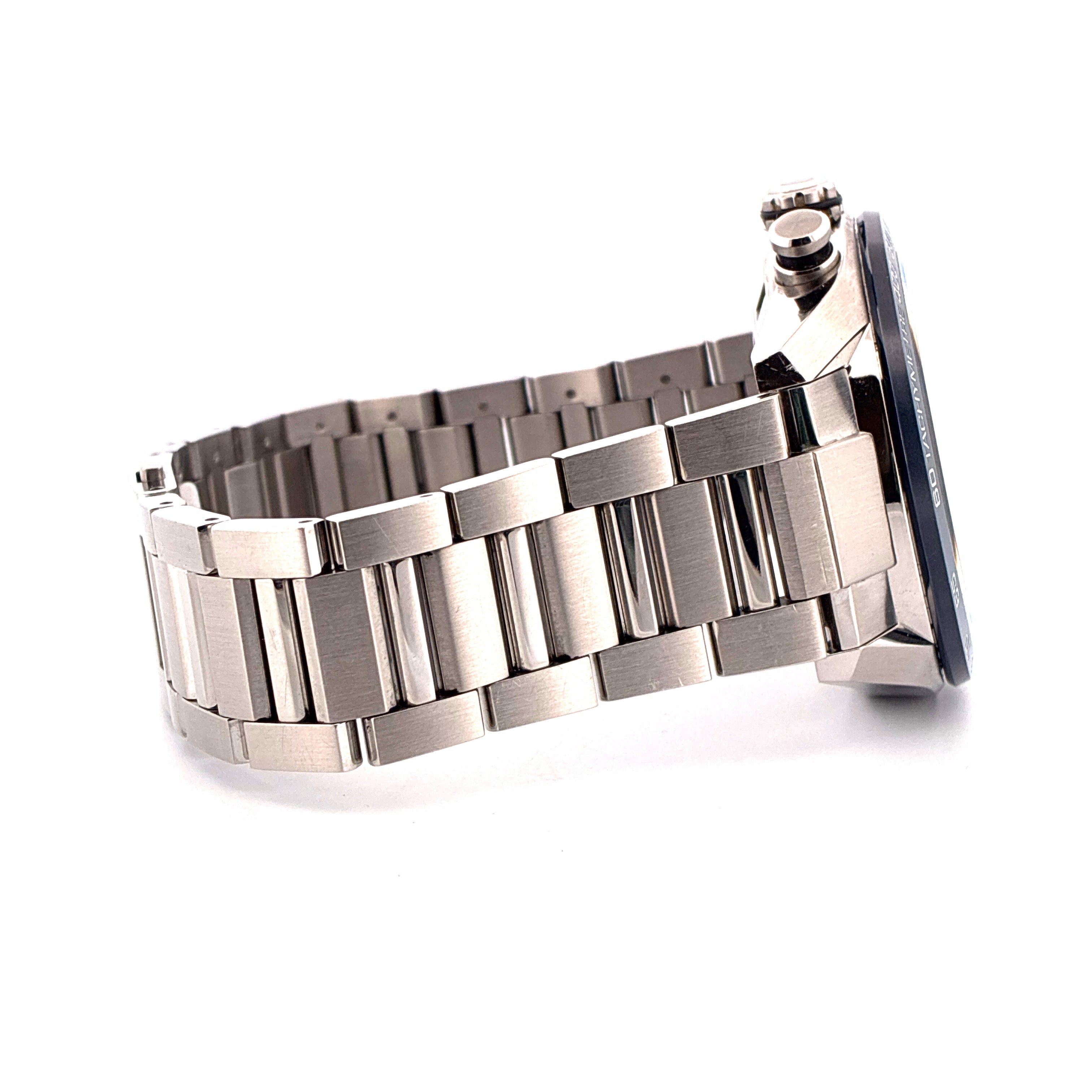 Seitenansicht einer Tag Heuer Carrera Automatik aus Stahl mit blauem Zifferblatt auf weißem Hintergrund