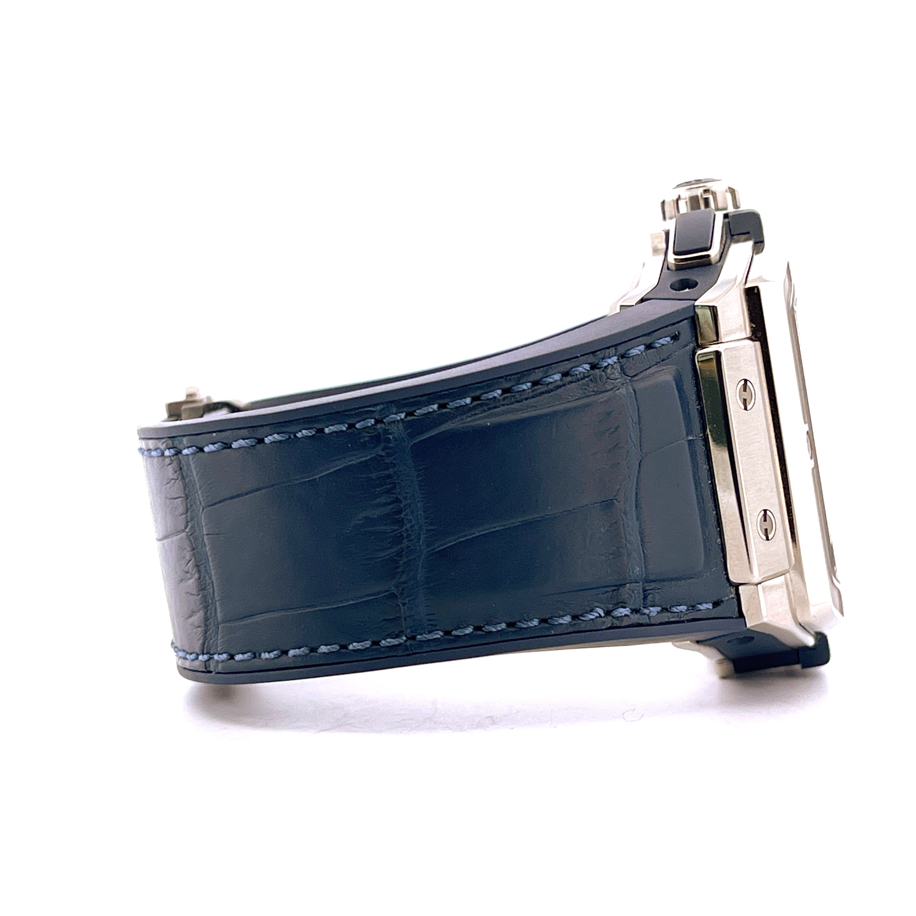 Seitenansicht einer gebrauchten Hublot Spirit Of Big Bang Blue Titan mit blauem Krokolederarmband