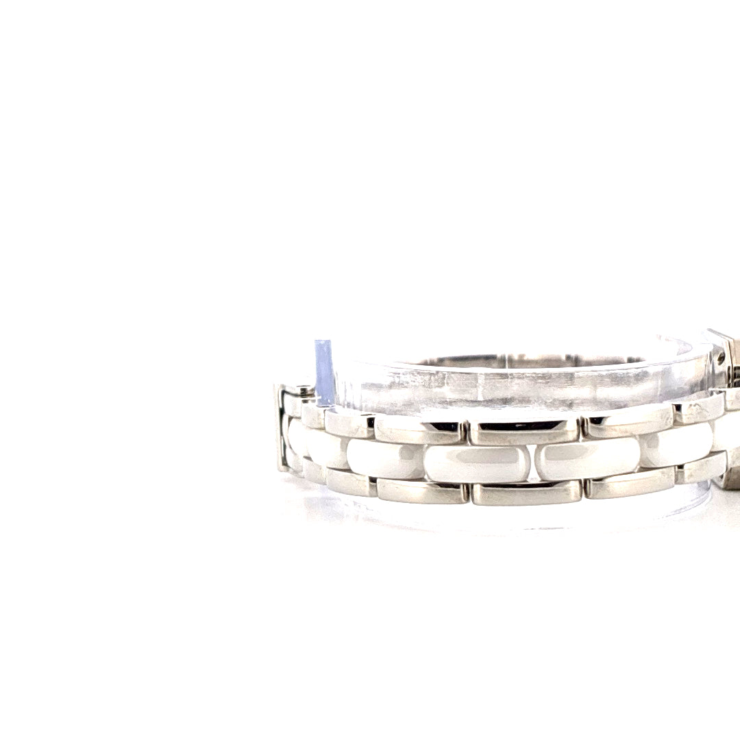 Seitenansicht des Chanel Première Edelstahl-Keramik-Armbands auf weißem Hintergrund