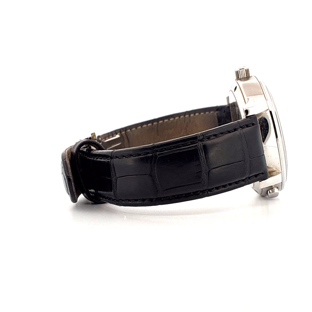 Glashütte Original PanoMatic Venue Seitenansicht eines schwarzen Kroko-Lederarmbands an einem silbernen Gehäuse mit weißem Hintergrund