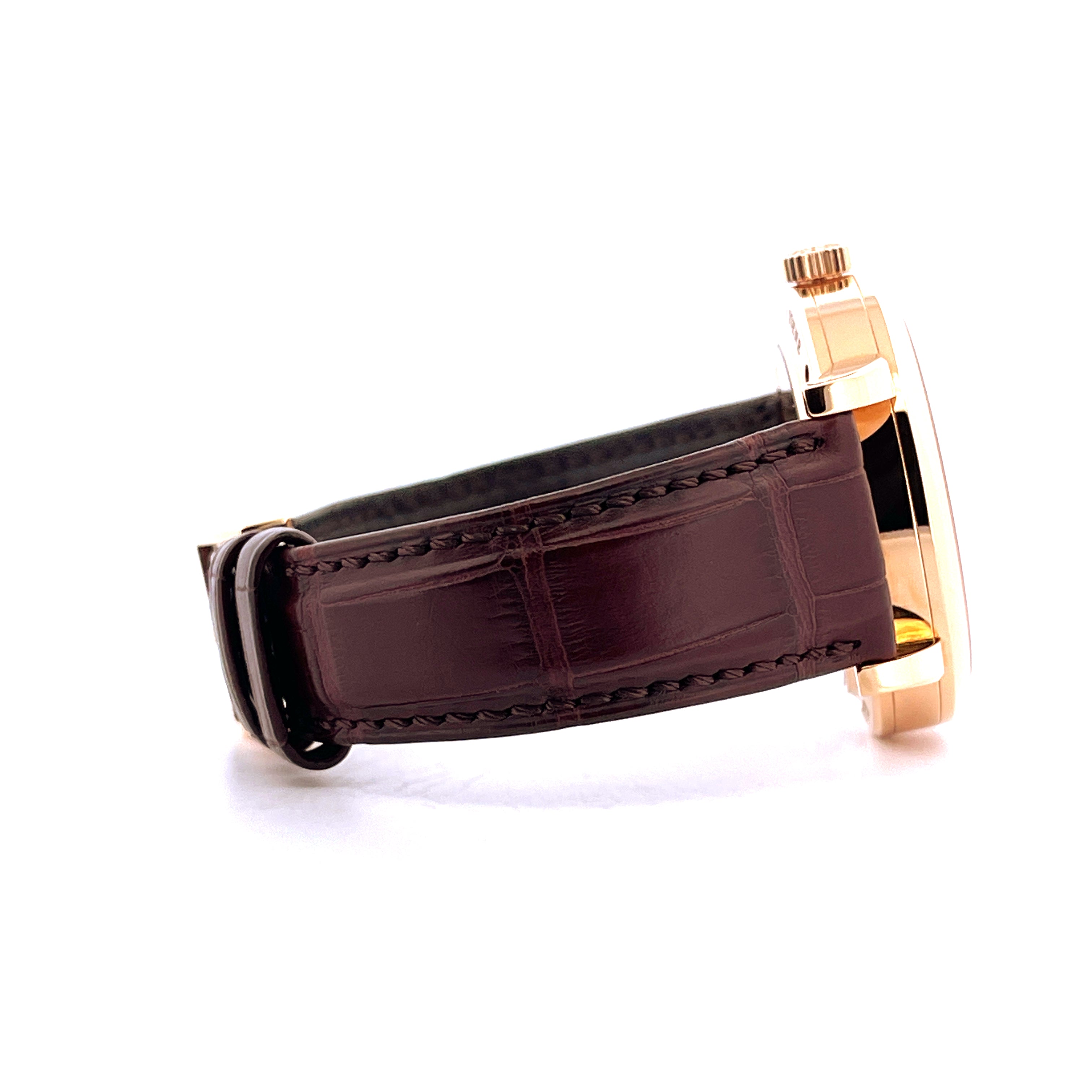 Seitenansicht einer A. Lange & Söhne Richard Lange mit braunem Krokolederarmband und Roségoldgehäuse