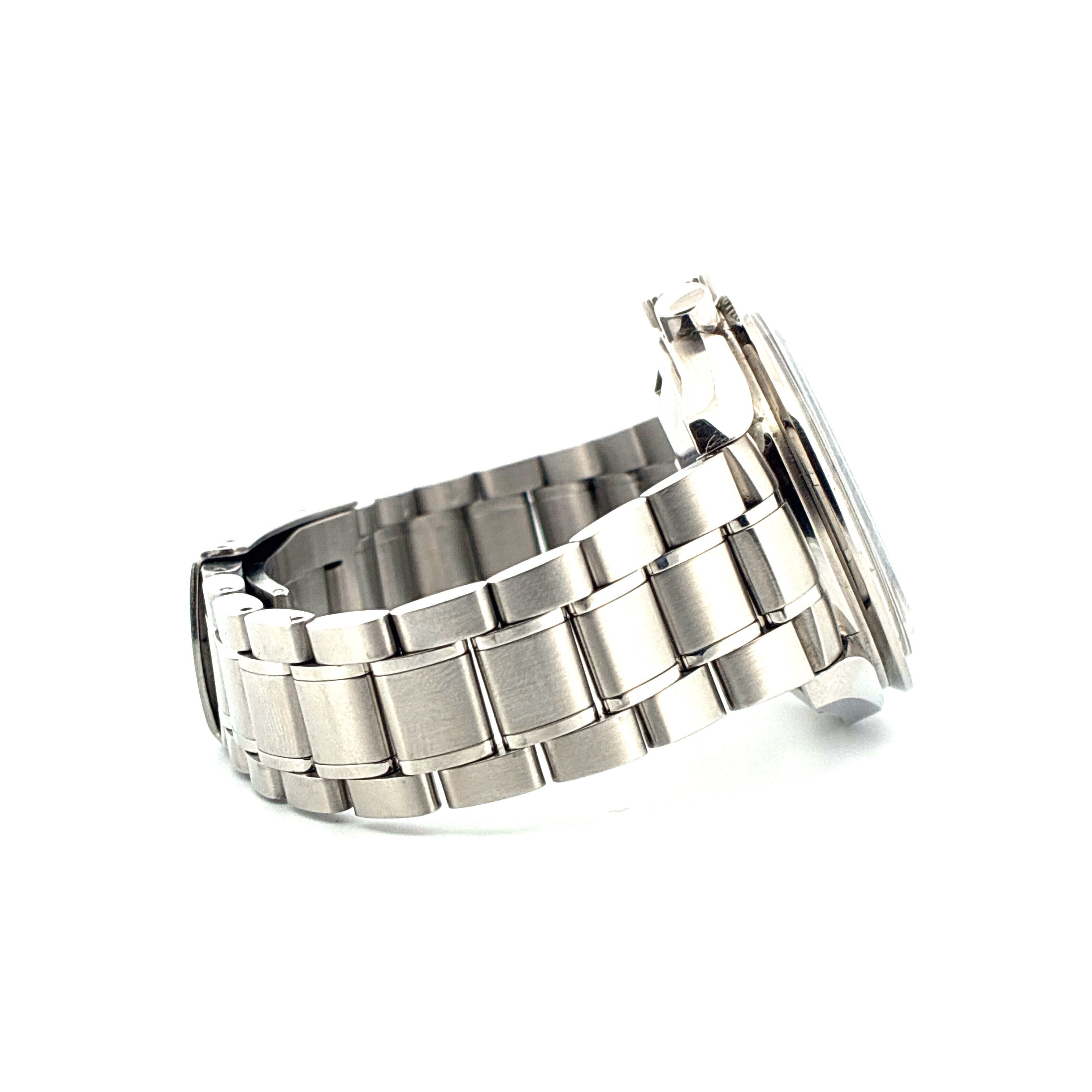 Omega Speedmaster Broad Arrow 2003 aus Stahl im Seitenprofil auf weißem Hintergrund mit sichtbaren Gebrauchsspuren