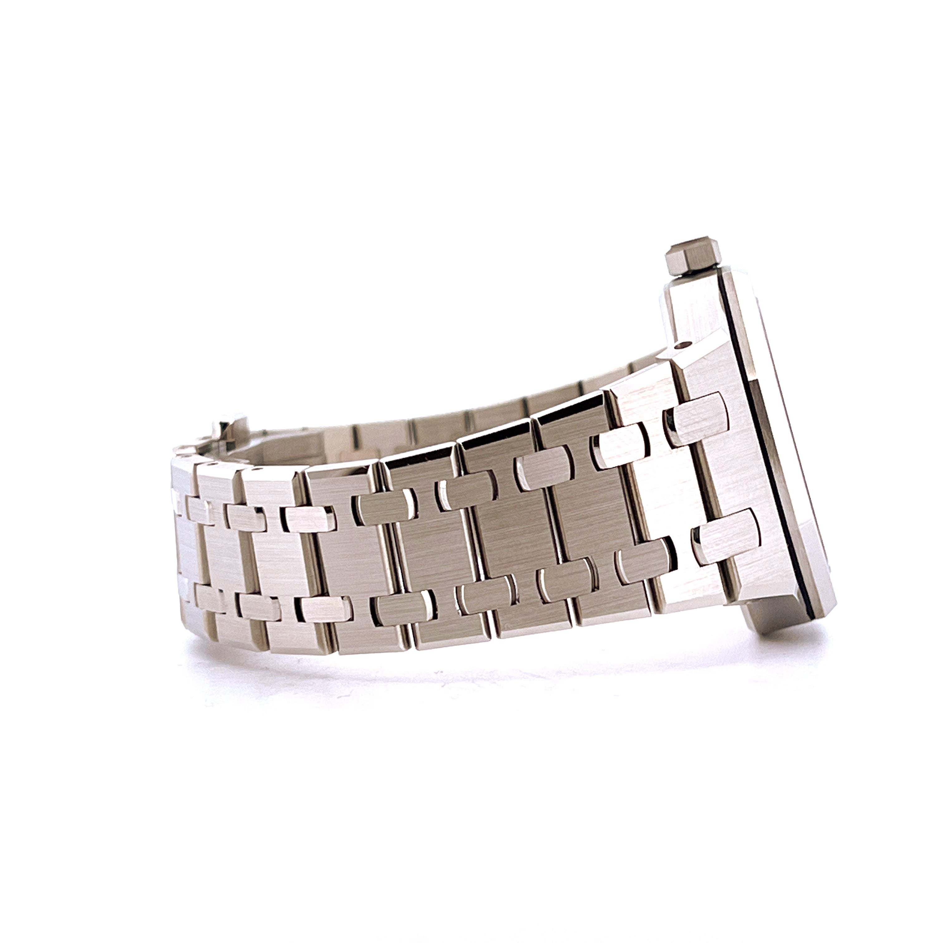 Seitenansicht der Audemars Piguet Royal Oak 34mm aus Stahl mit charakteristischem Gliederarmband vor weißem Hintergrund