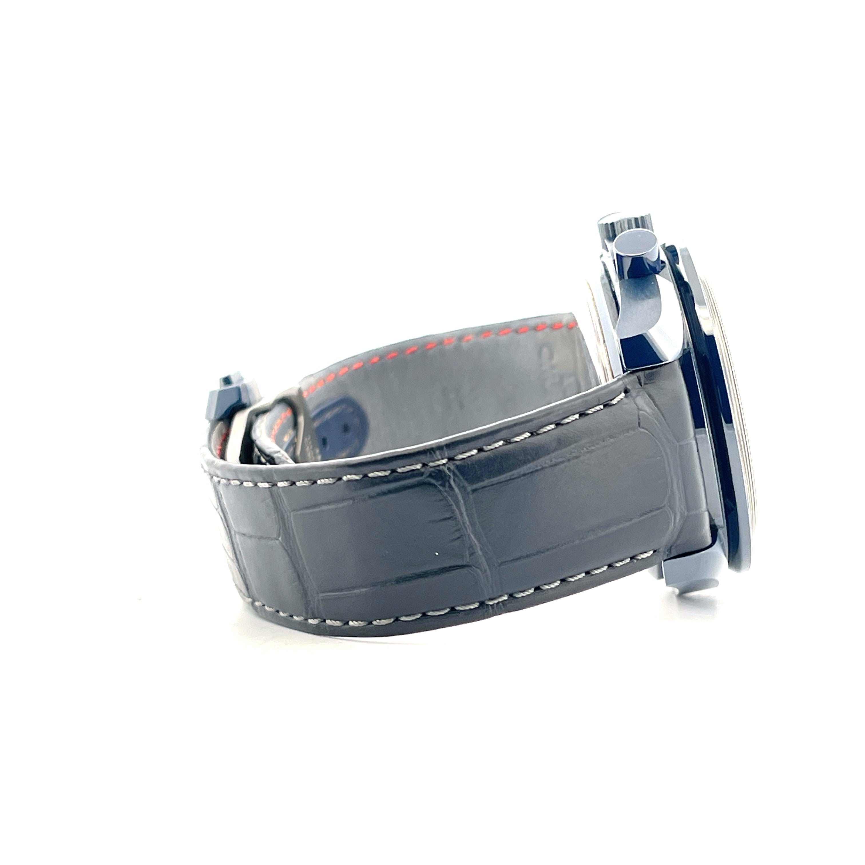 Omega Speedmaster Moonwatch Moonphase Blue Side of the Moon Armband mit Keramikgehäuse Seitenansicht