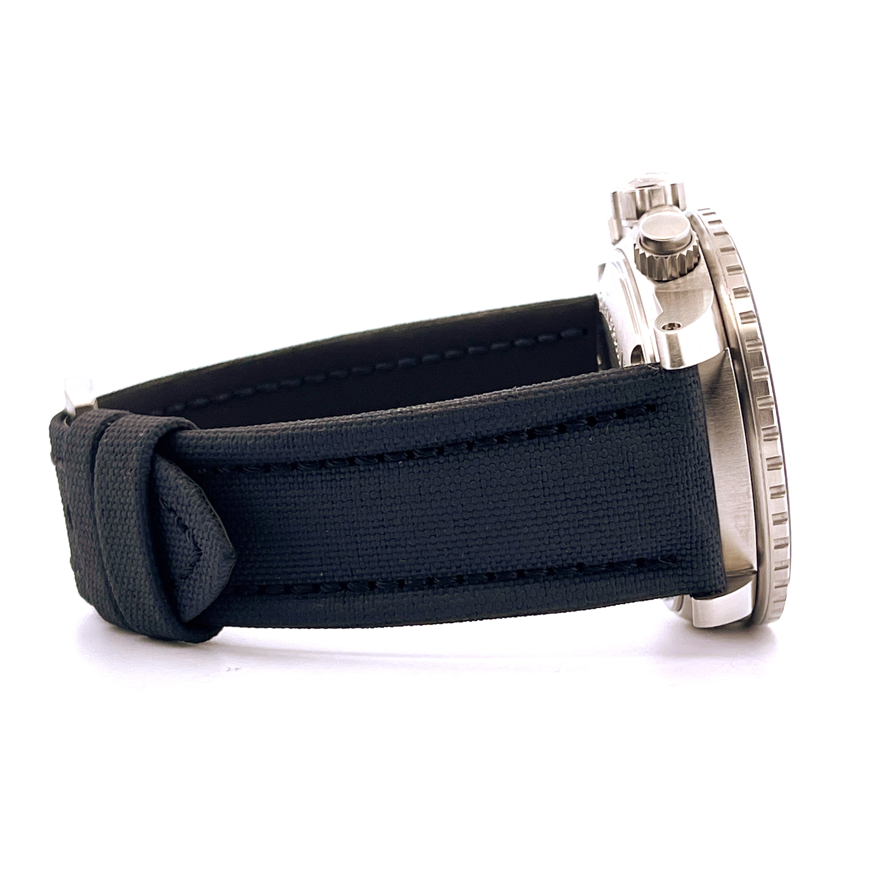 Seitenansicht einer Blancpain Fifty Fathoms mit Edelstahlgehäuse und blauem Stoffarmband auf weißem Hintergrund